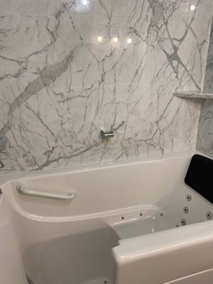 Walk In Tub w/ Shower Kit