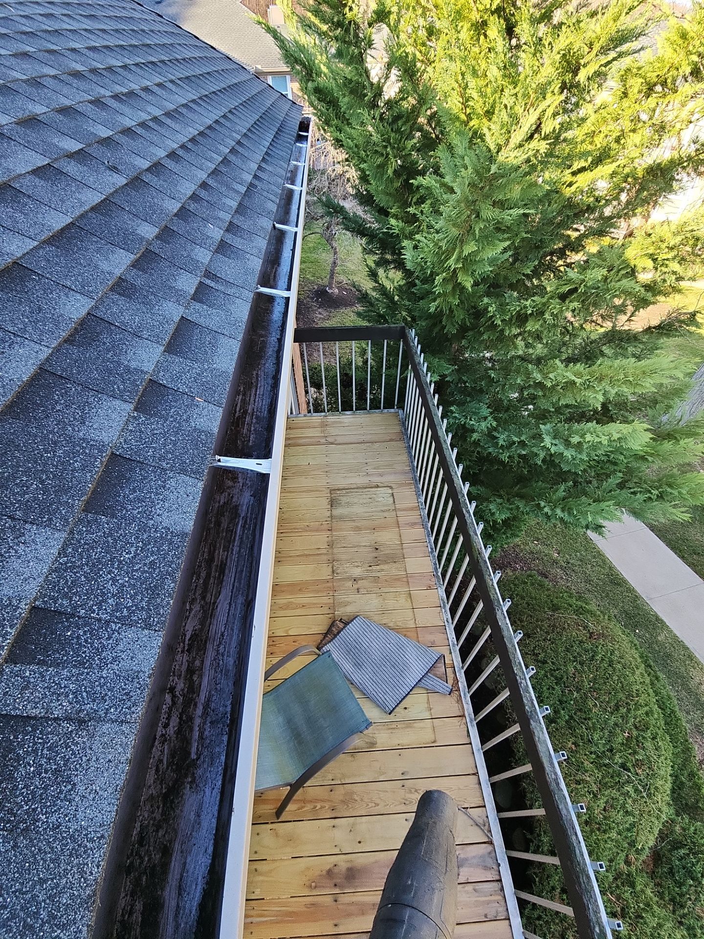 Commercial gutter cleaning Jersey City, NJ after photo with clean gutters