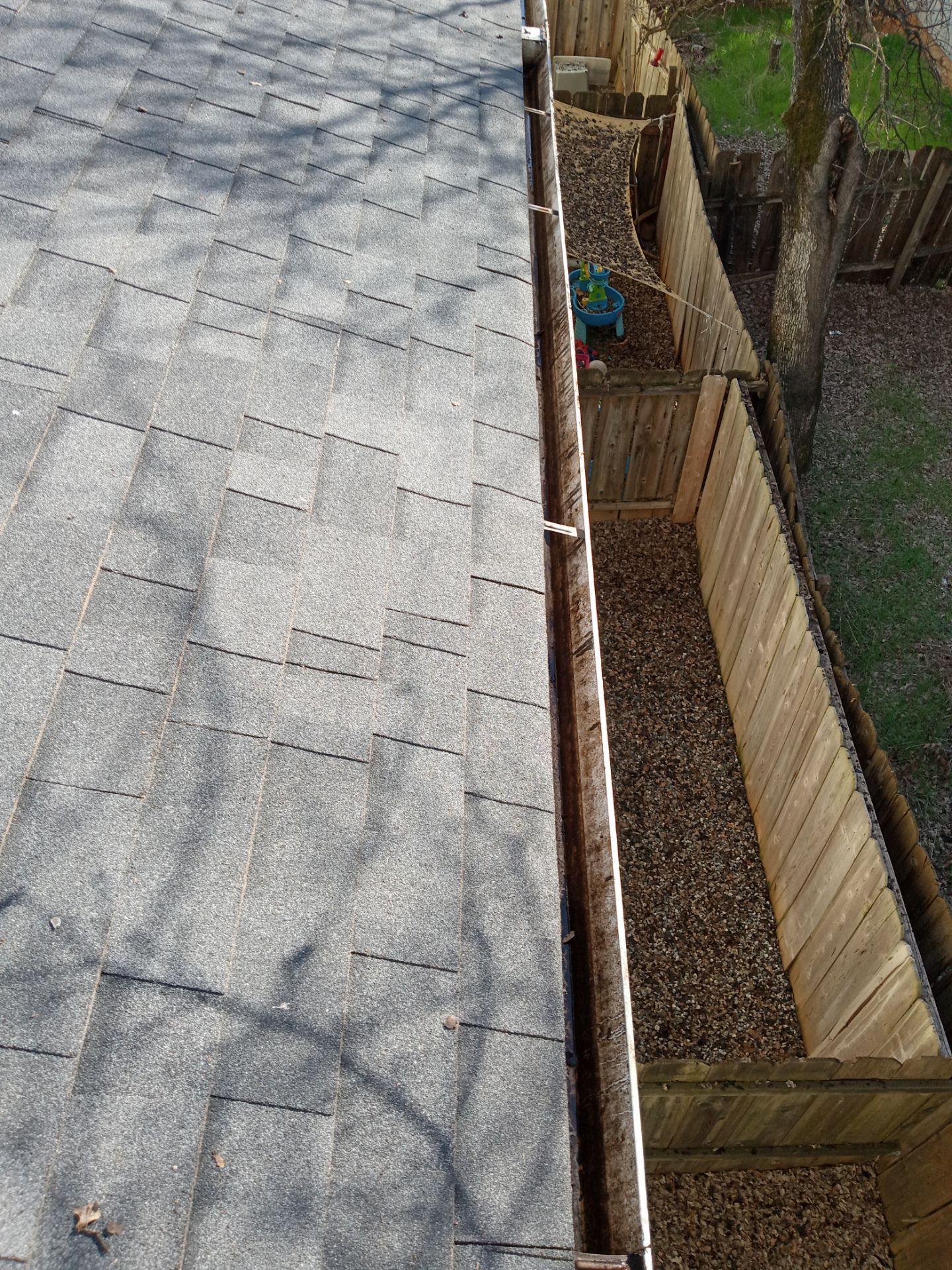 Commercial gutter cleaning Medford & Ashland after photo with clean gutters