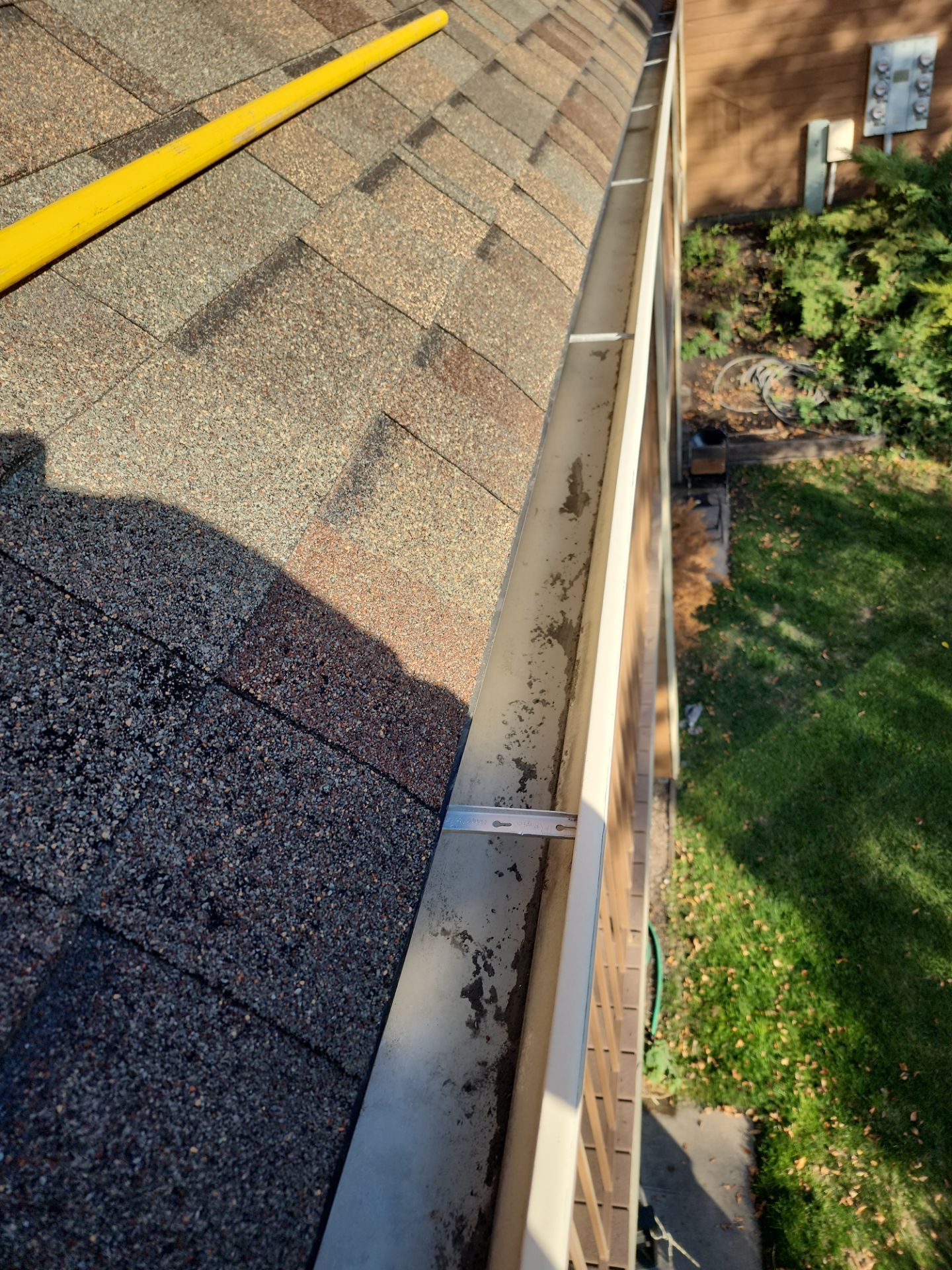 Commercial gutter cleaning Montana after photo with clean gutters