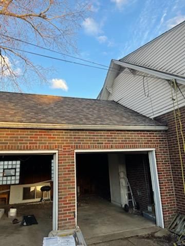 ATLAS PINNACLE COLOR: MAJESTIC SHAKE DRIP EDGE: WHITE by Eagle Eye Roofing