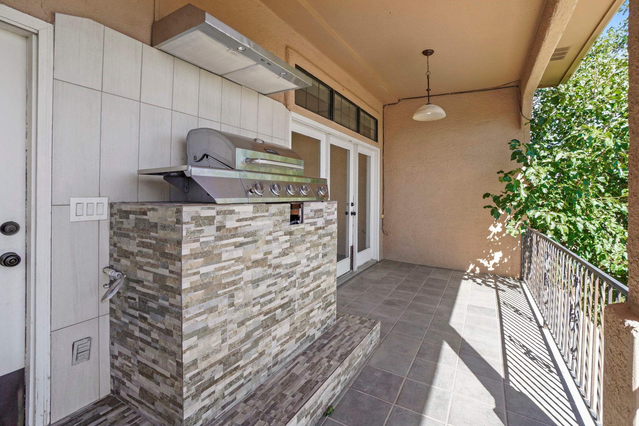 Luxury condo remodel by the golf course by Castro Brothers Solutions