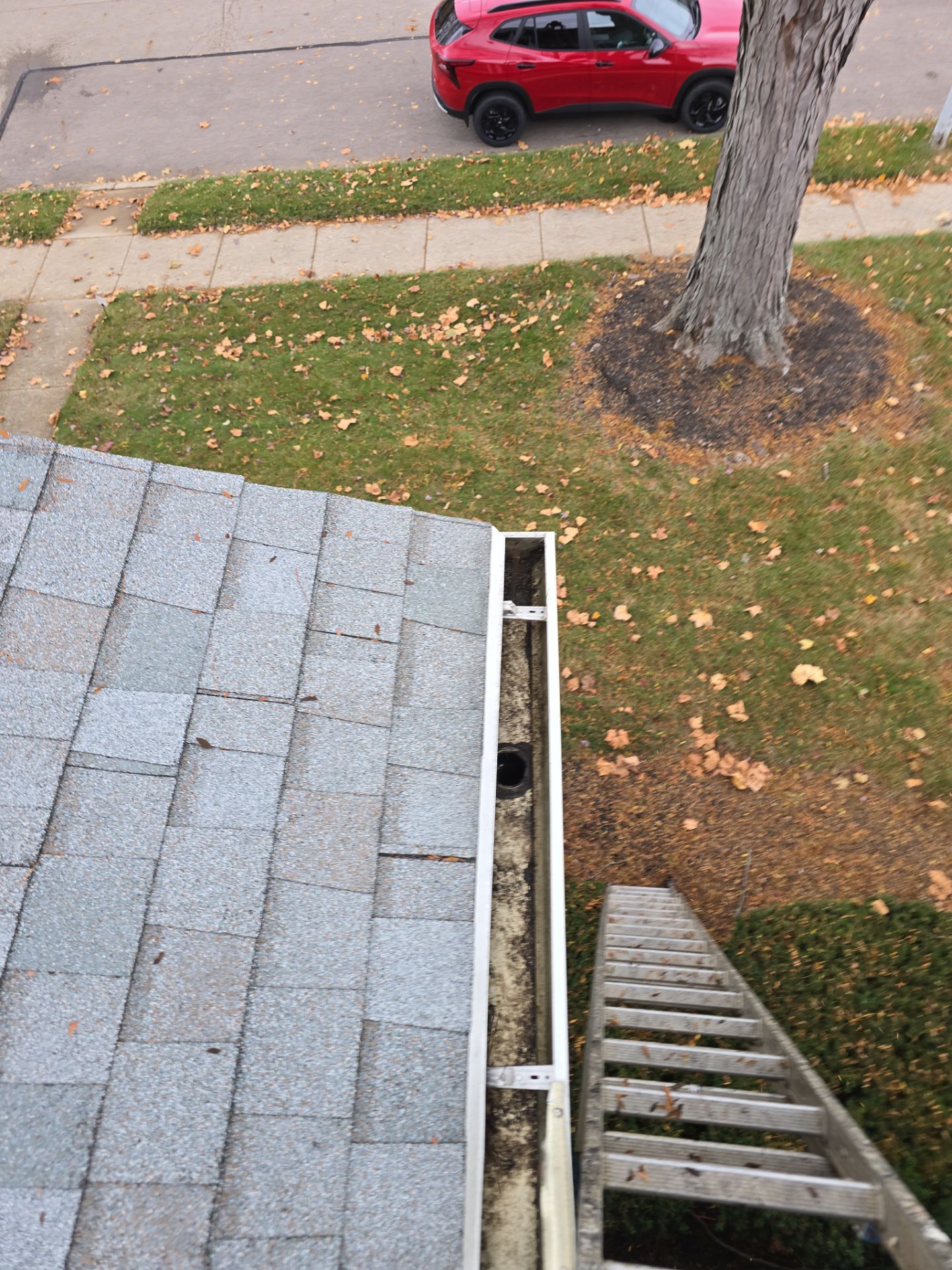 Commercial gutter cleaning Dayton after photo with clean gutters
