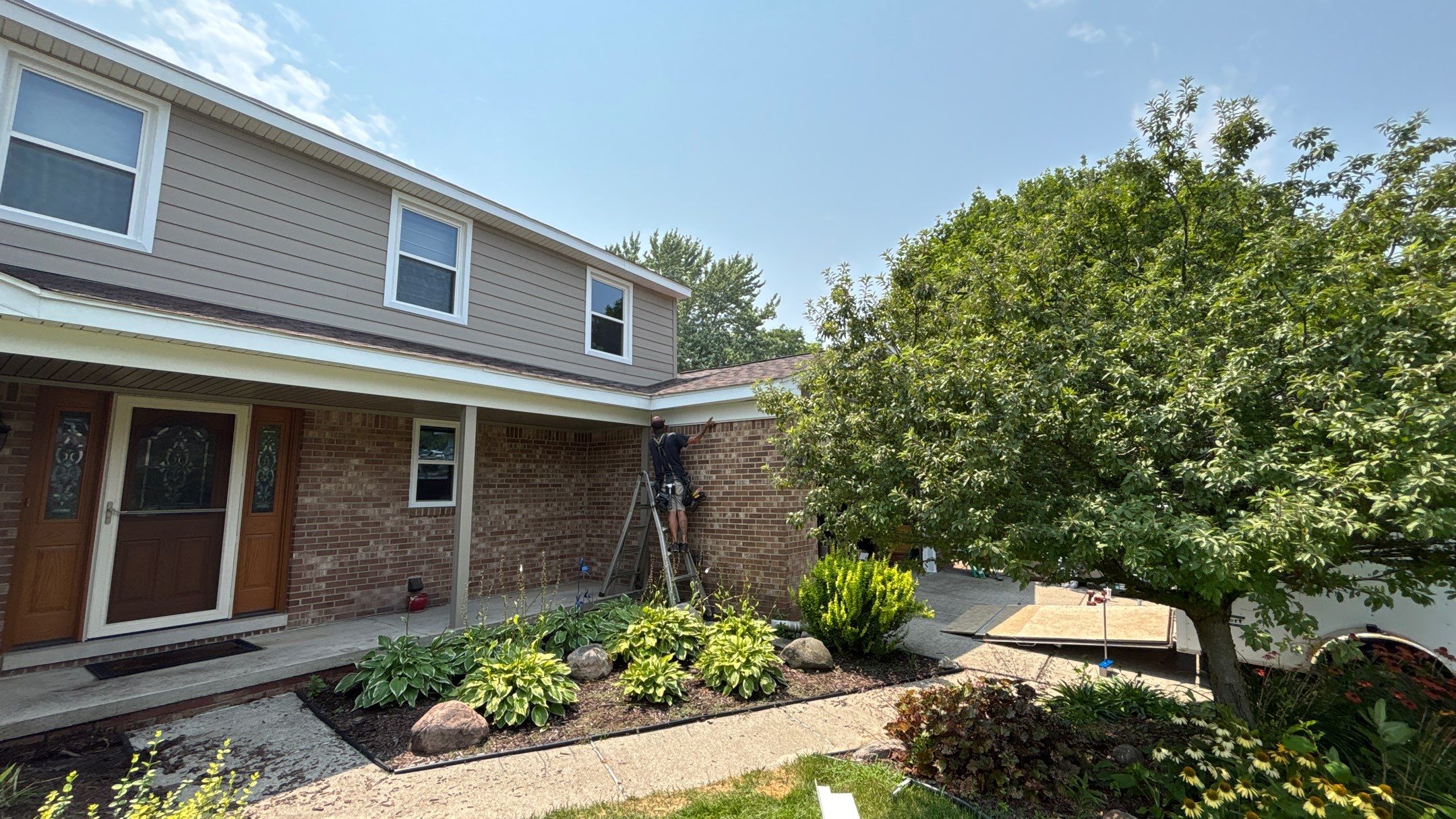 Siding Replacement using Alside S7 Cedar Mill Grain Pebble by 180 Contractors
