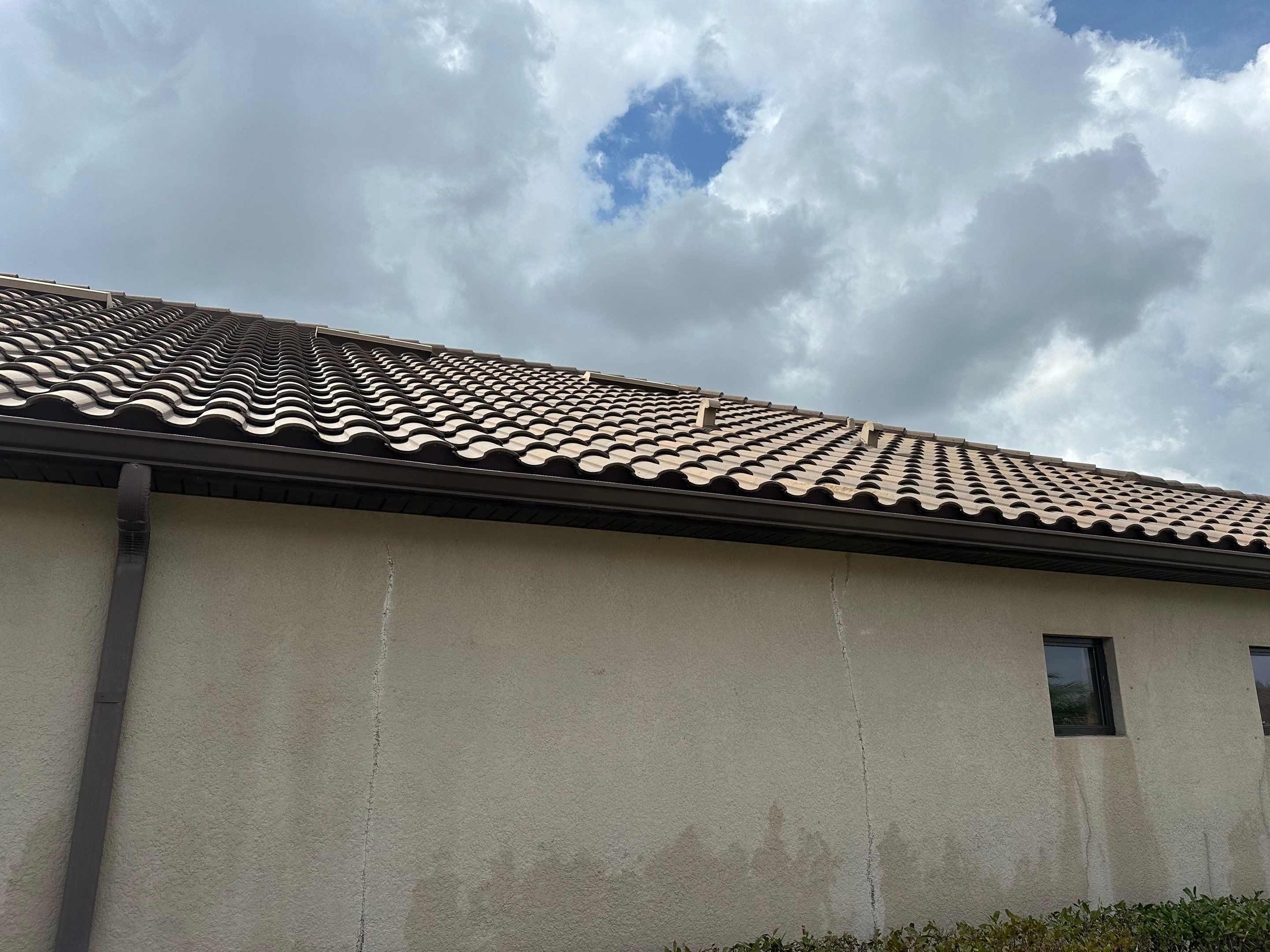 Concrete Tile Roof, Paver Pool Deck, Screen Enclosure & Driveway Cleaning in Artisan Lakes Esplanade, Palmetto, FL | Sunshine AquaWash by Sunshine AquaWash