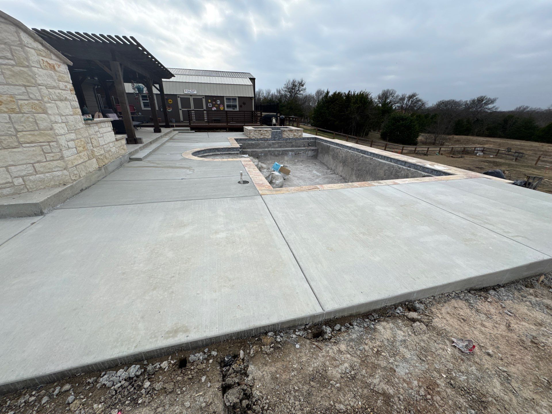 Large Classical Pool and Spa by Pinnacle Pools and Spas - DFW