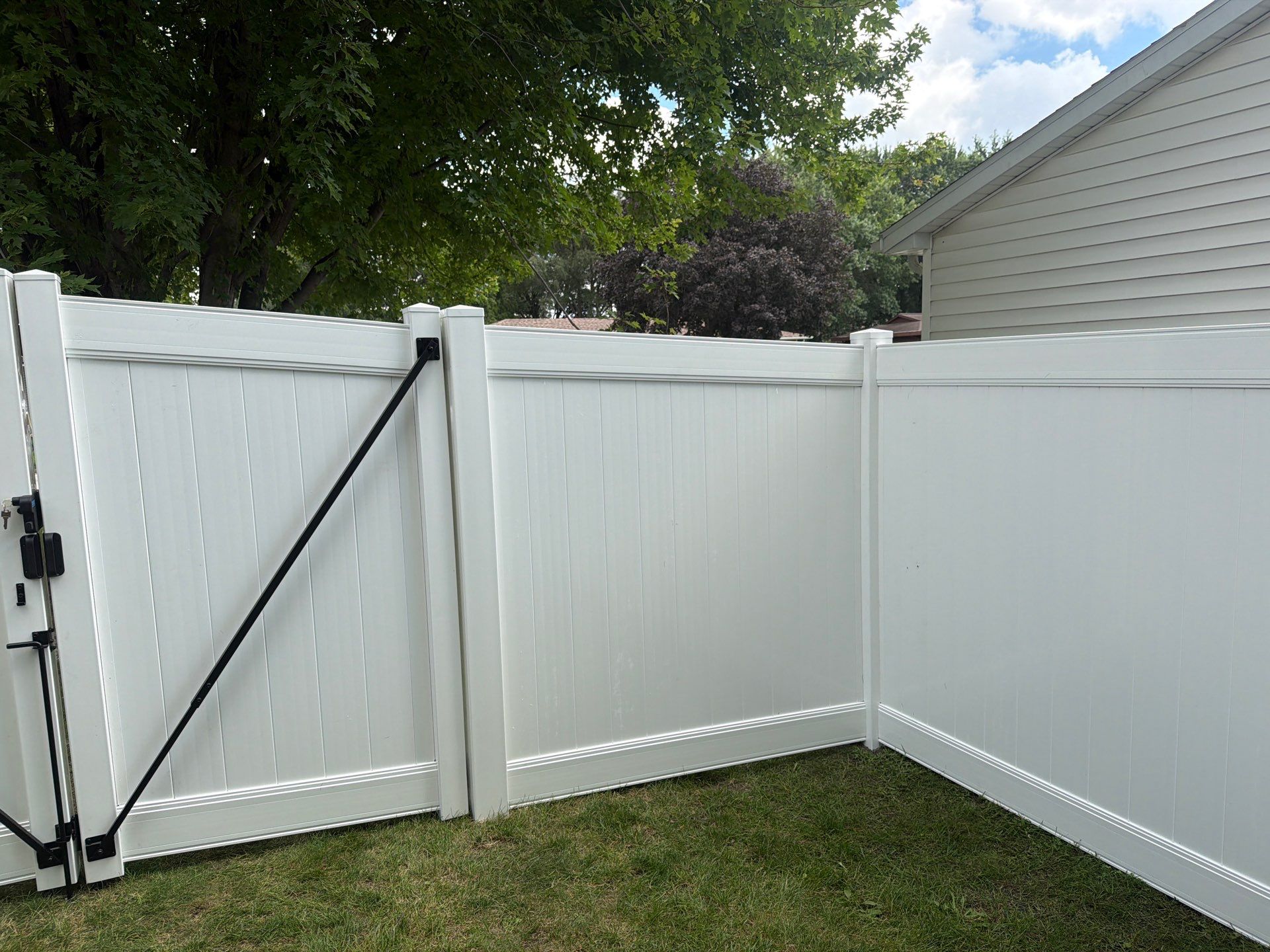 Residential White Vinyl Privacy and Black Chain Link Fencing in Jesup by Perfect Picket Fence and Stain