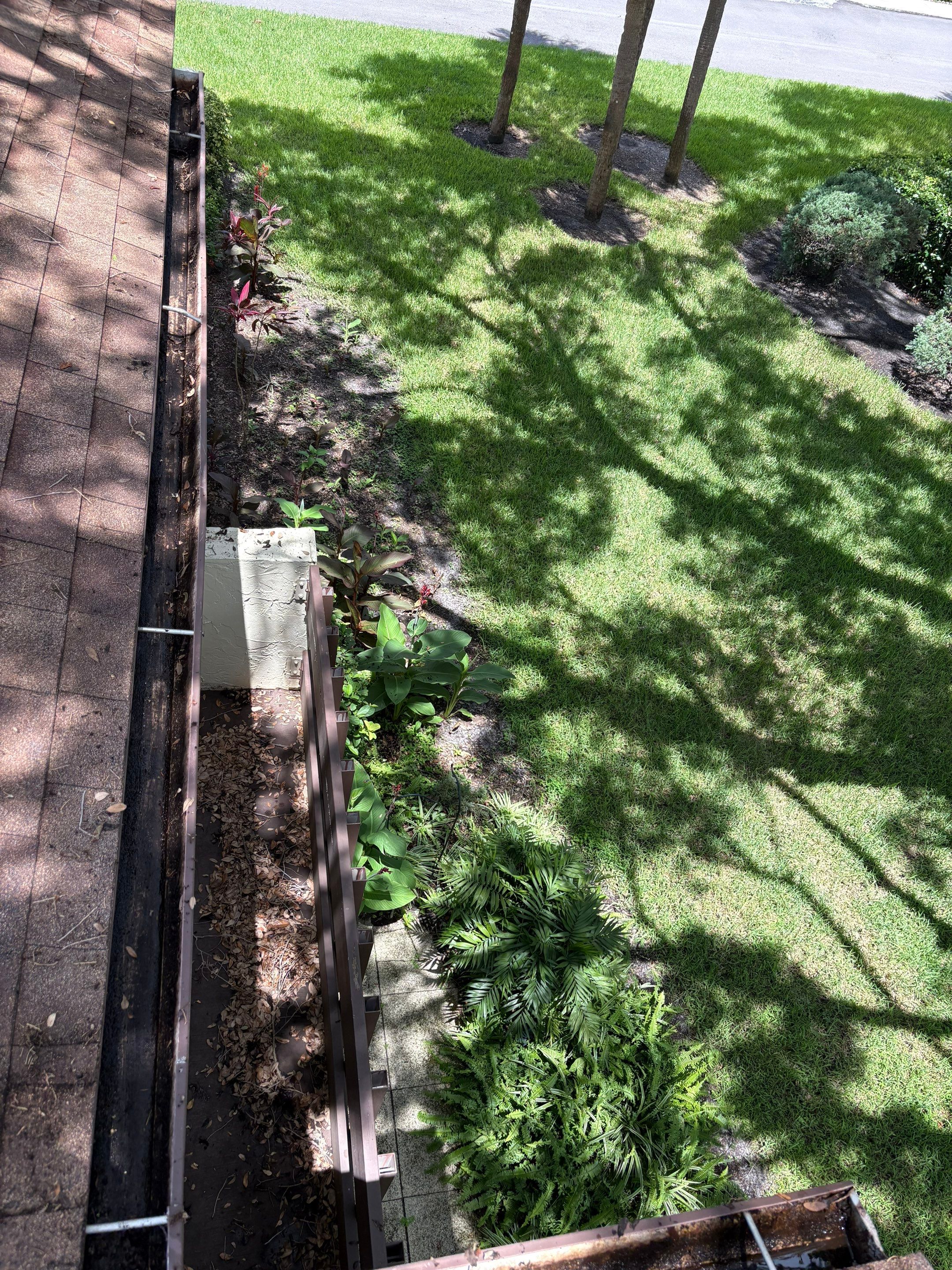 Commercial gutter cleaning Clearwater & Largo after photo with clean gutters