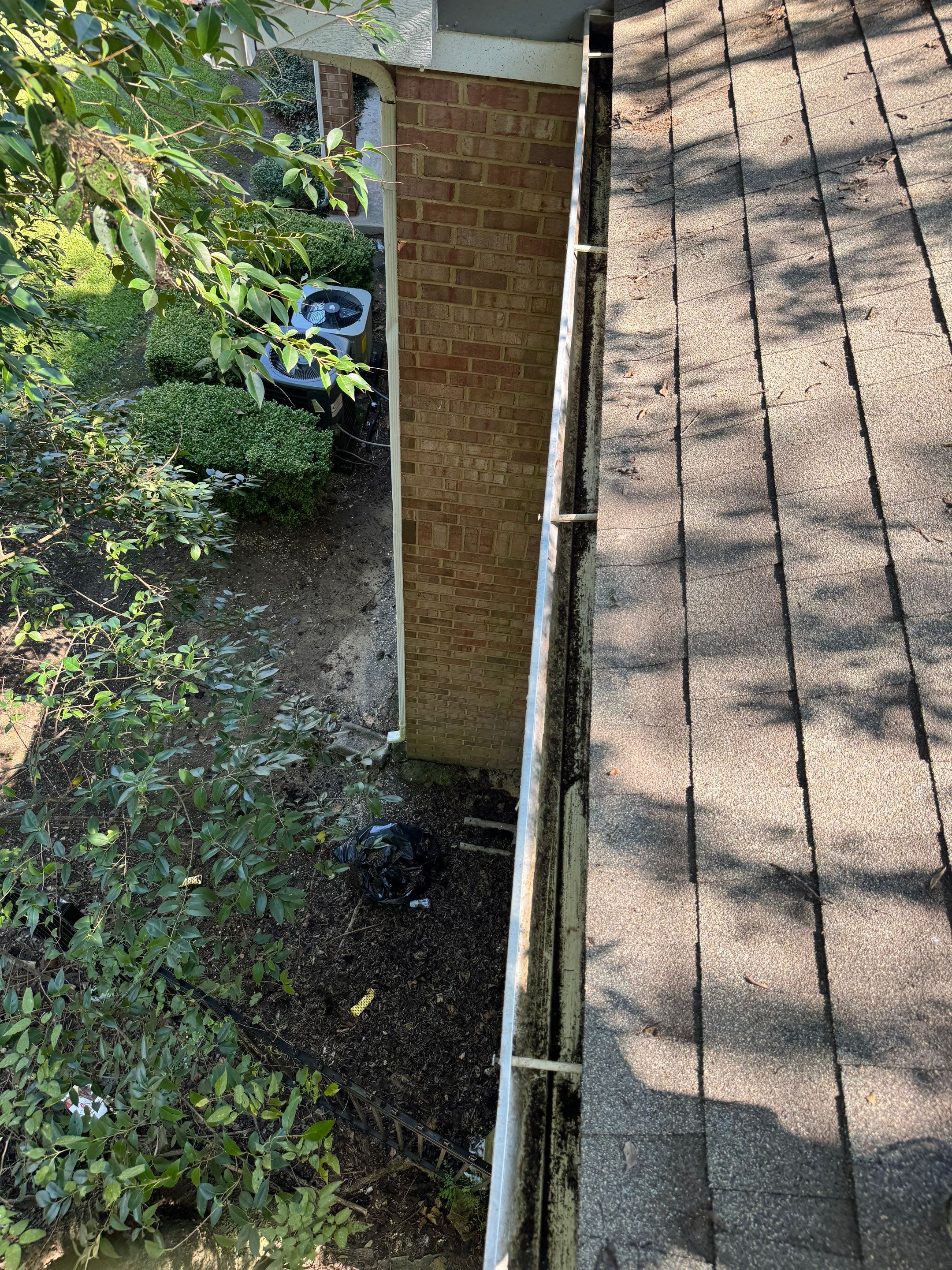 Commercial gutter cleaning Montgomery after photo with clean gutters