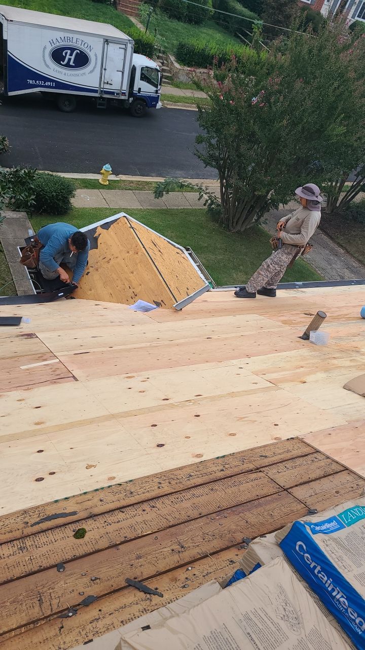Arlington: CertainTeed Landmark Designer Shingles in Colonial Slate by RM Banning, Inc.