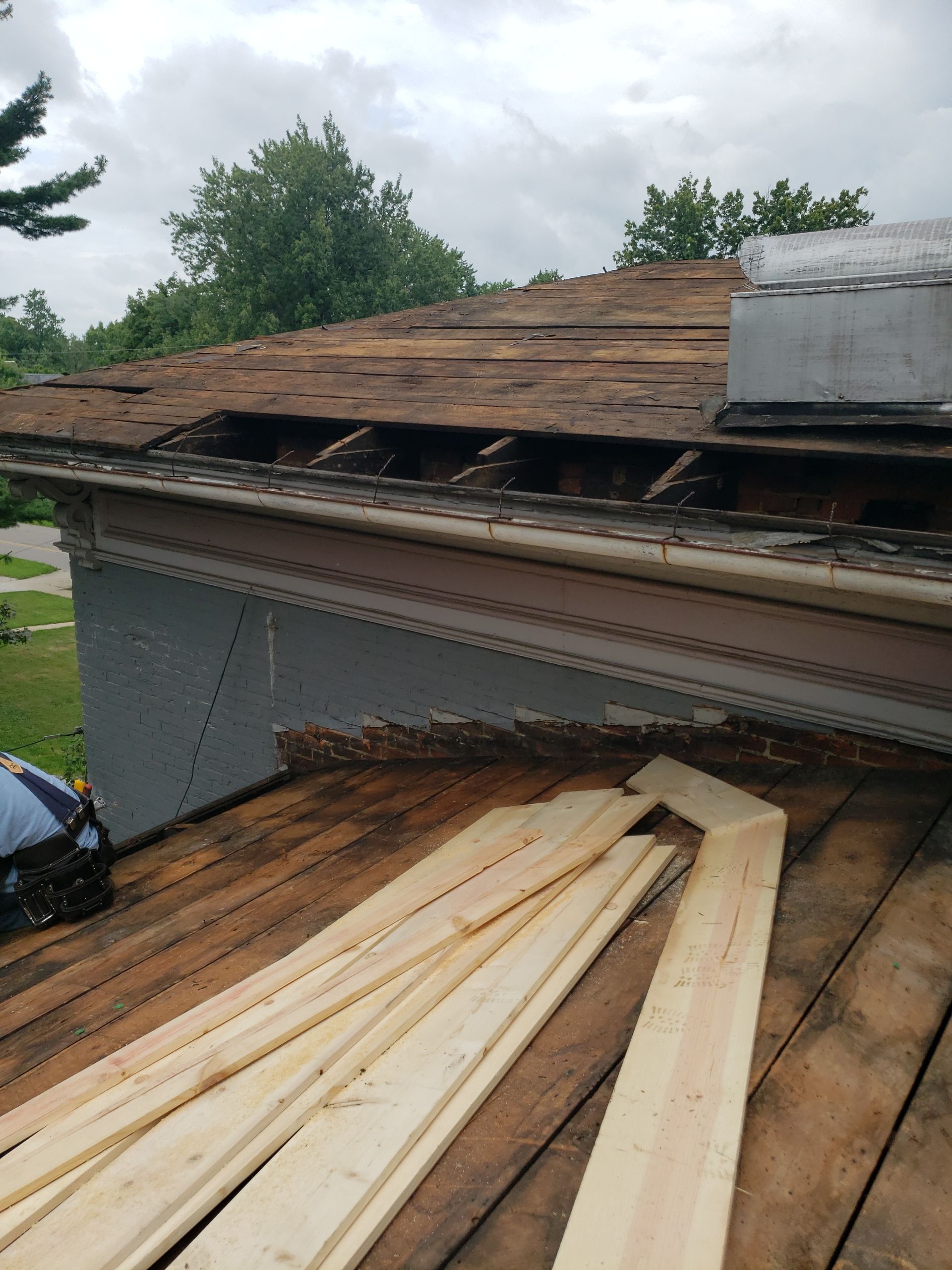 ATLAS PINNACLE COLOR: MAJESTIC SHAKE DRIP EDGE: WHITE by Eagle Eye Roofing