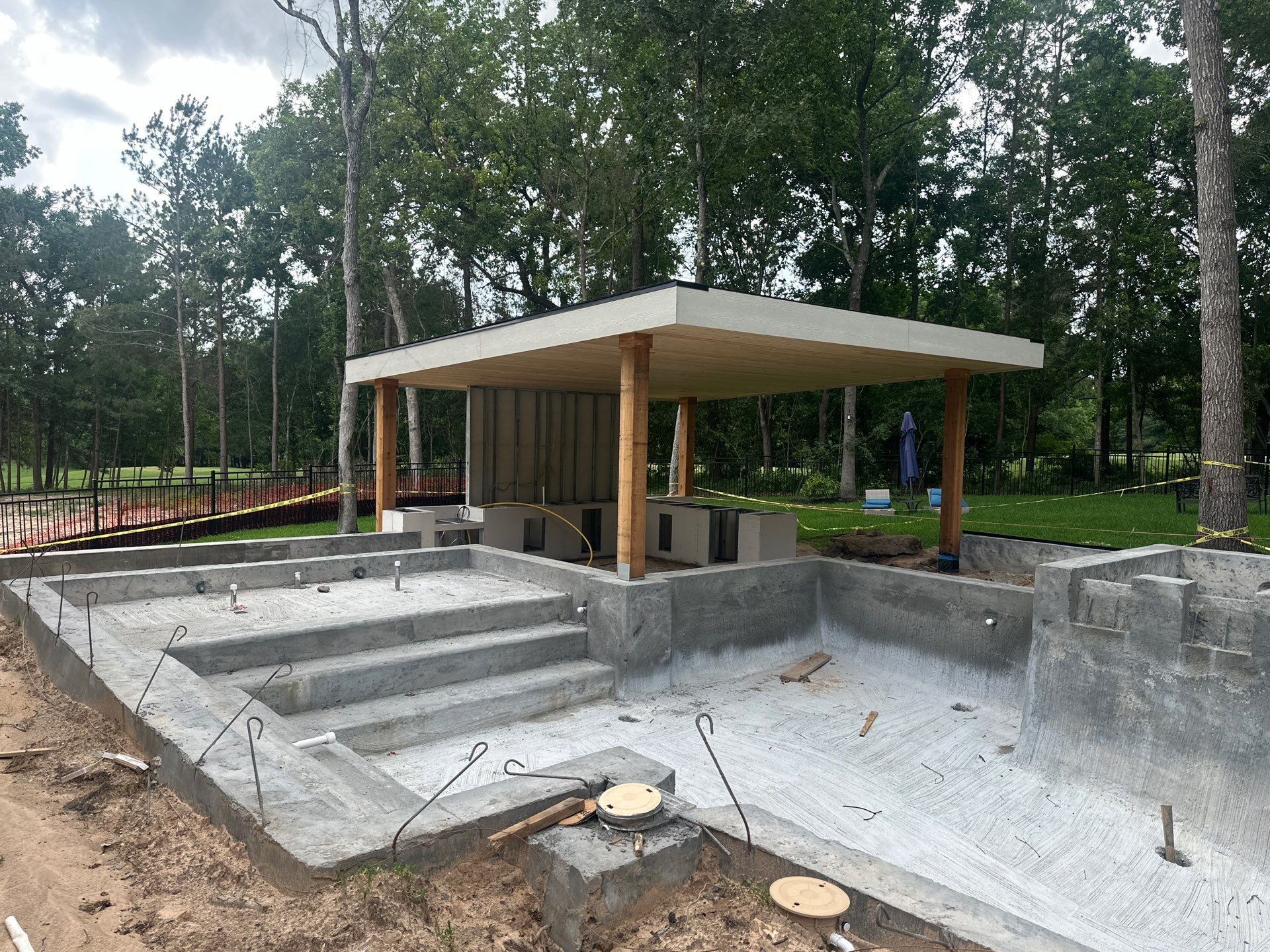 Modern Patio Cover and Kitchen in Montgomery by SophAlx LLC