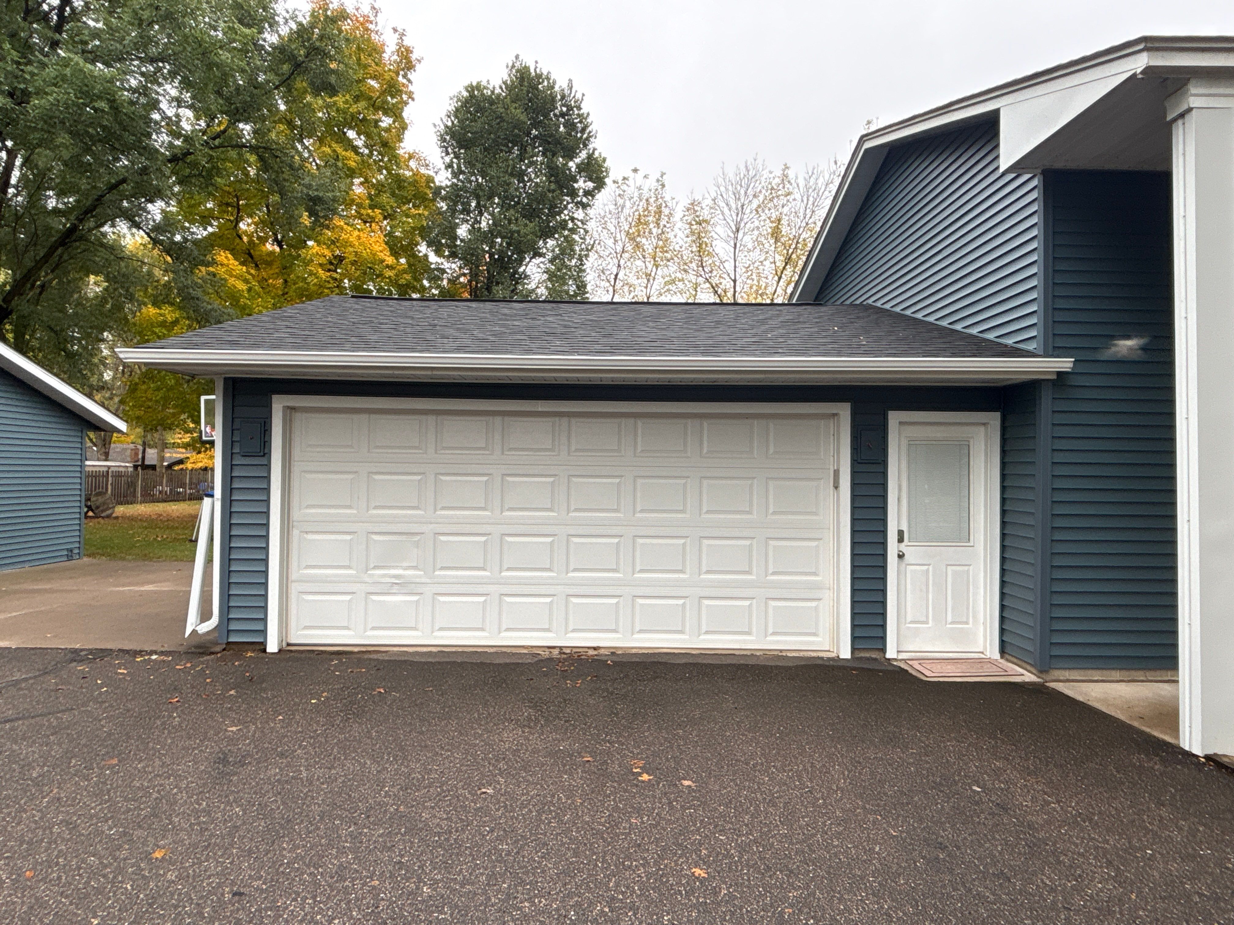 5-Inch White Seamless Gutter Installation – Big Lake, MN by Next Level Seamless Gutters / Exteriors Inc.