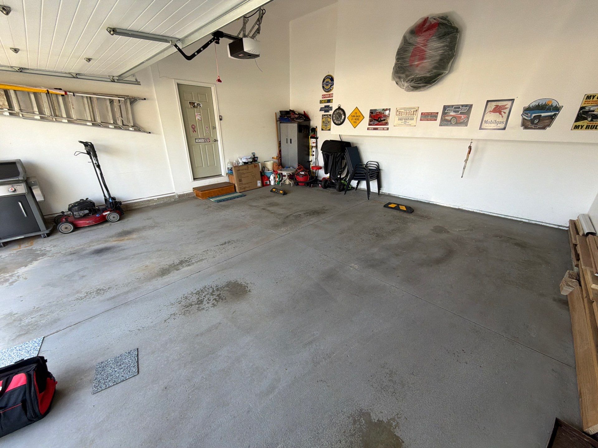 Sioux Falls Garage Floor Coating with Nightfall Decorative Chips by Select Painting, Coatings & Garage Cabinets