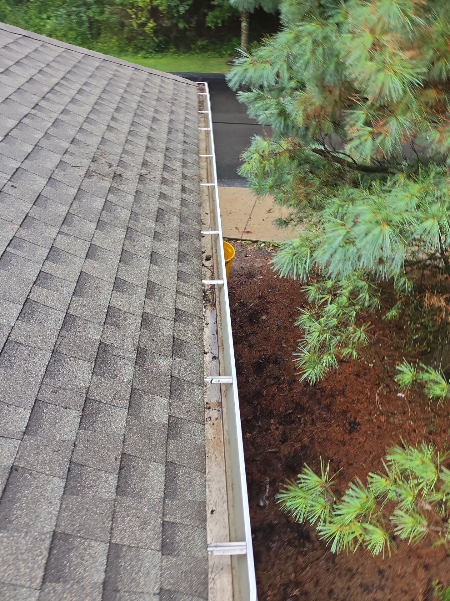 Commercial gutter cleaning Youngstown, OH after photo with clean gutters