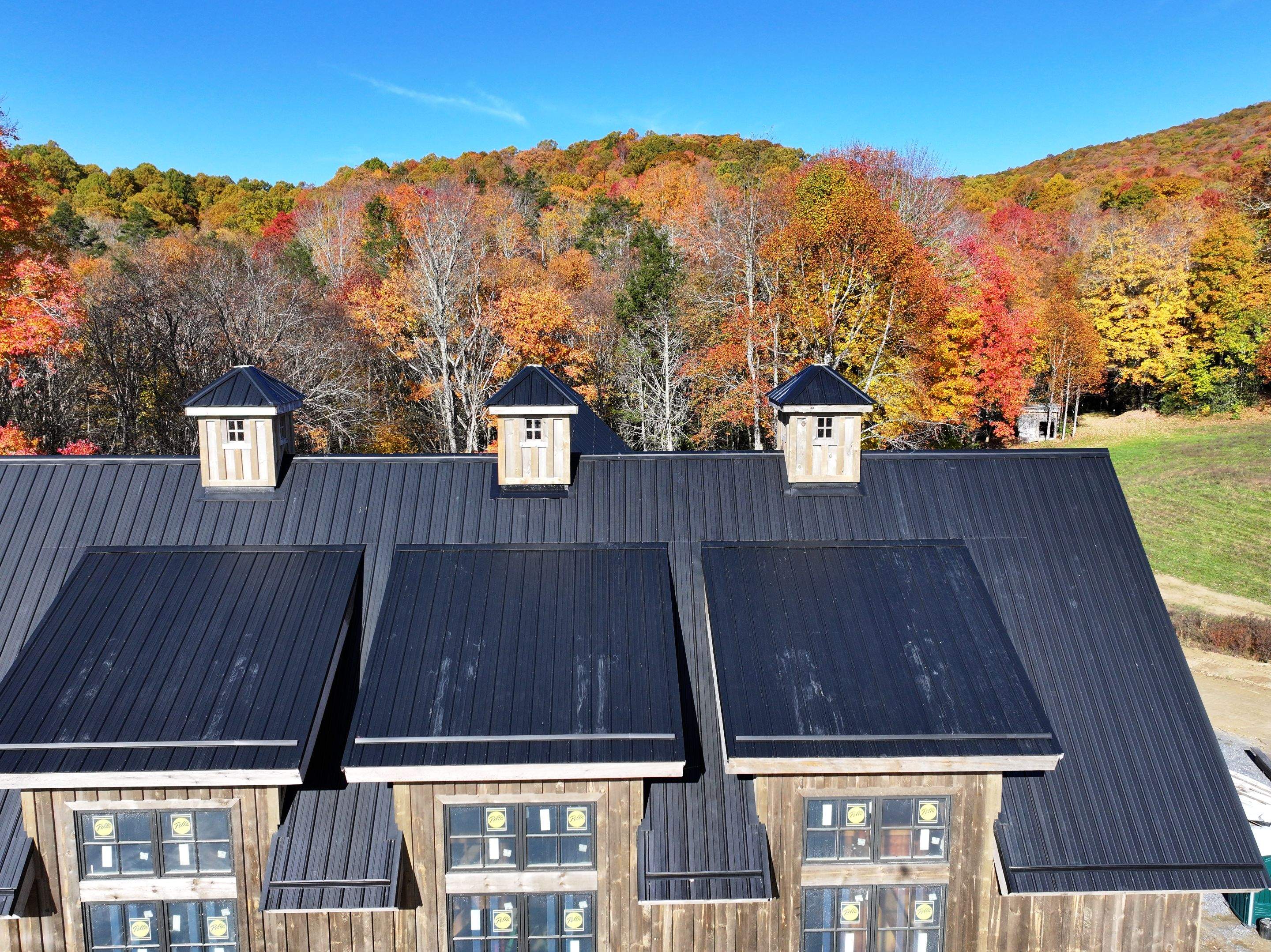 Barn Style House by Omnia Roofing