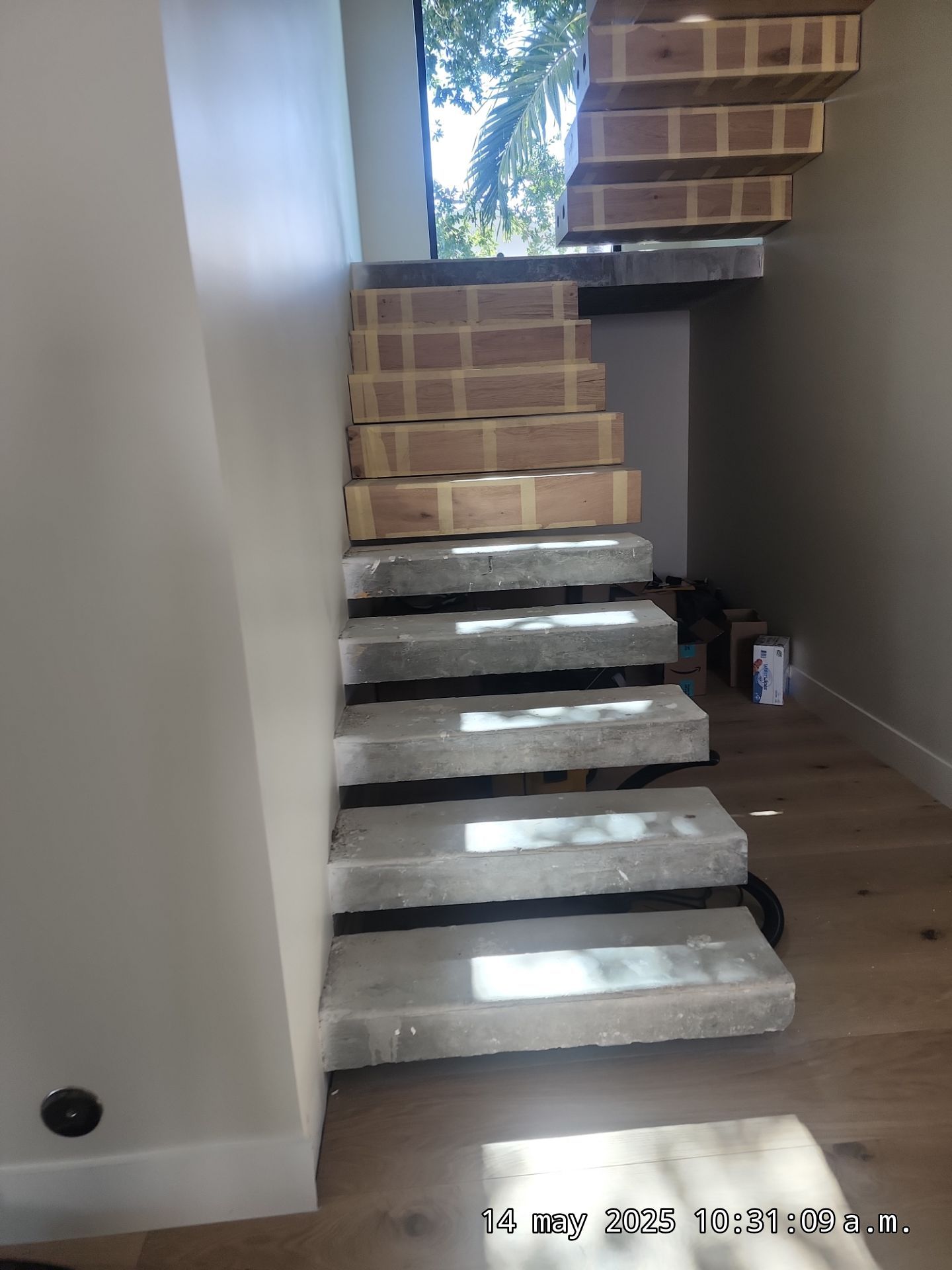 Microtopping over Steps by Seamless Surfaces