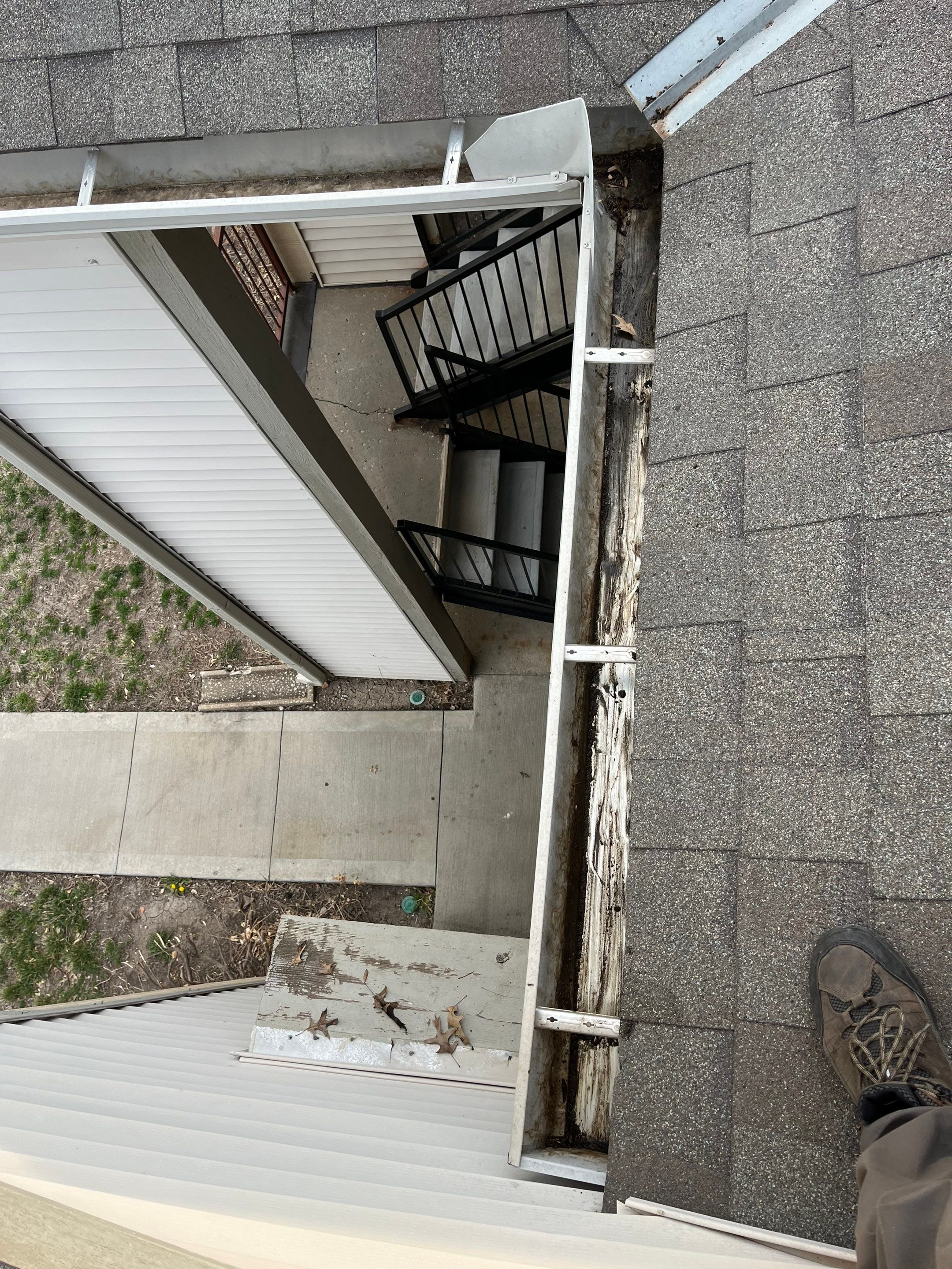Commercial gutter cleaning Kansas City after photo with clean gutters