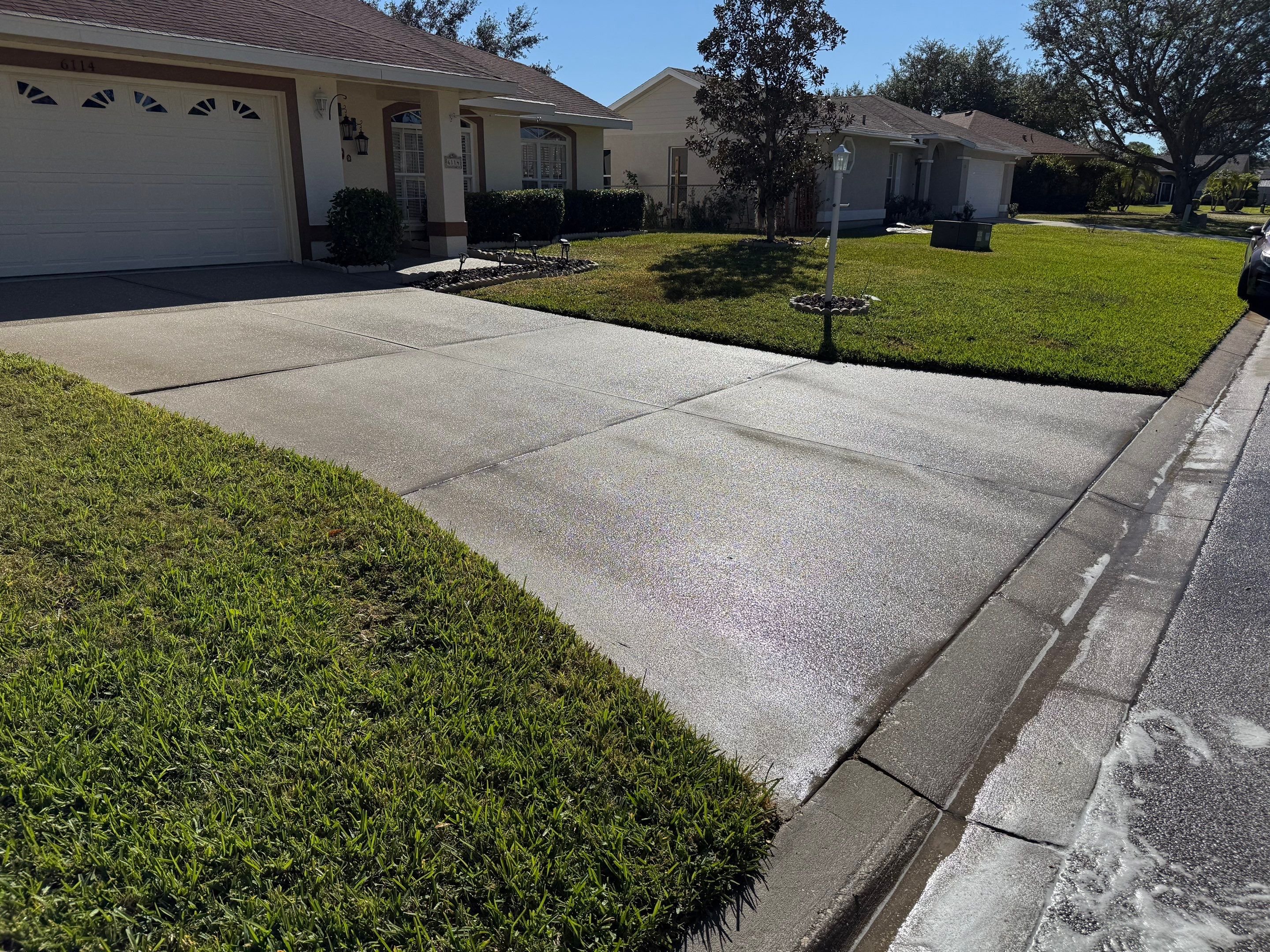 Concrete Driveway, Decorative Flowerbed Curbing & Front House Wash in Heather Glen, Palmetto, FL | Sunshine AquaWash by Sunshine AquaWash