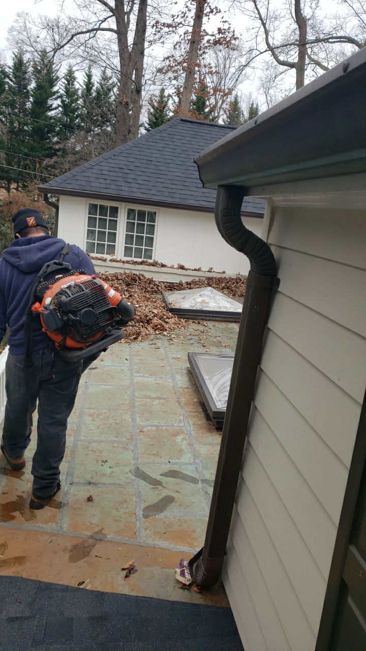 McLean: Certainteed Landmark Pro Designer Shingles in Max Def Charcoal Black by RM Banning, Inc.