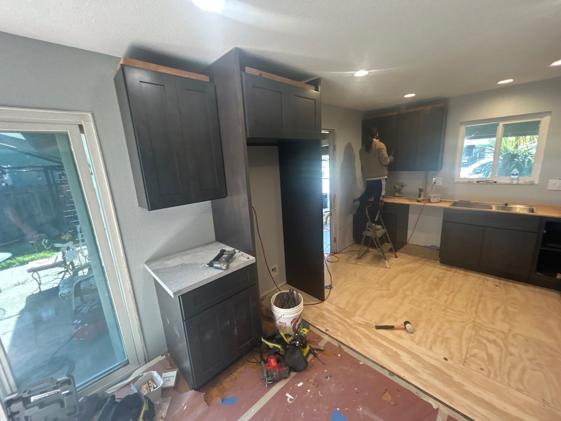 Modern Kitchen Remodel by H4H Remodeling and Repairs Inc.