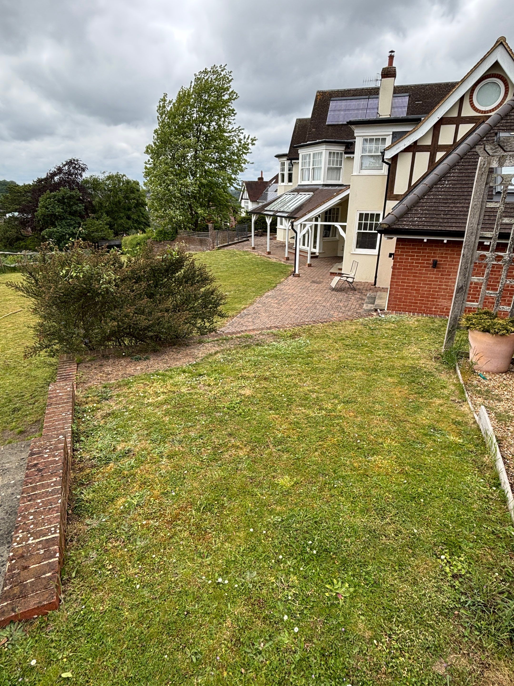 Comprehensive Driveway, Patio and Render Cleaning in Guildford Surrey by Ges Exterior Cleaning ltd