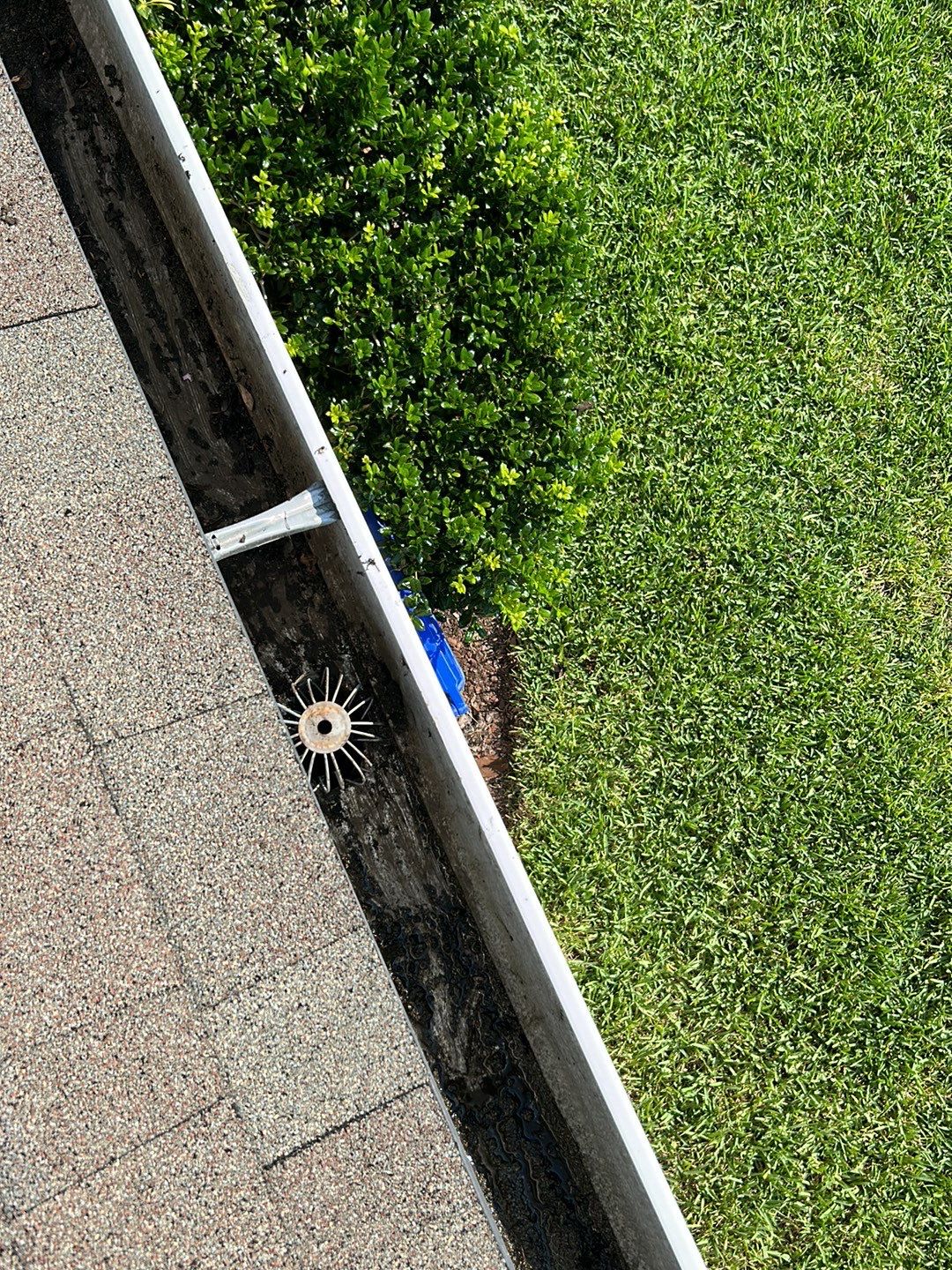 HOA gutter cleaning after photo.