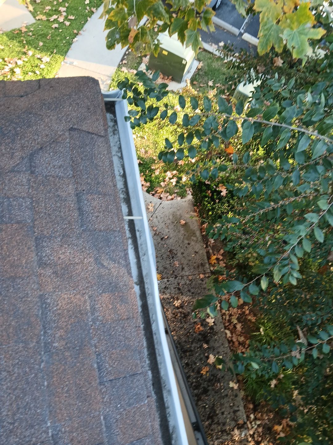 HOA gutter cleaning after photo.