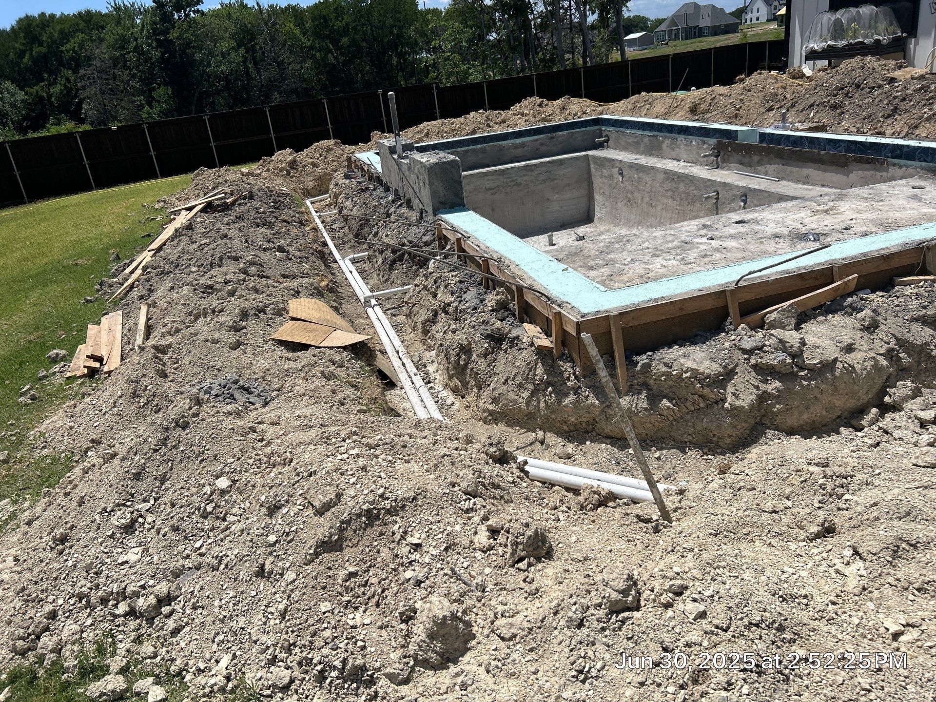 Modern Geometric Pool with Raised Wall Feature by Pinnacle Pools and Spas - DFW