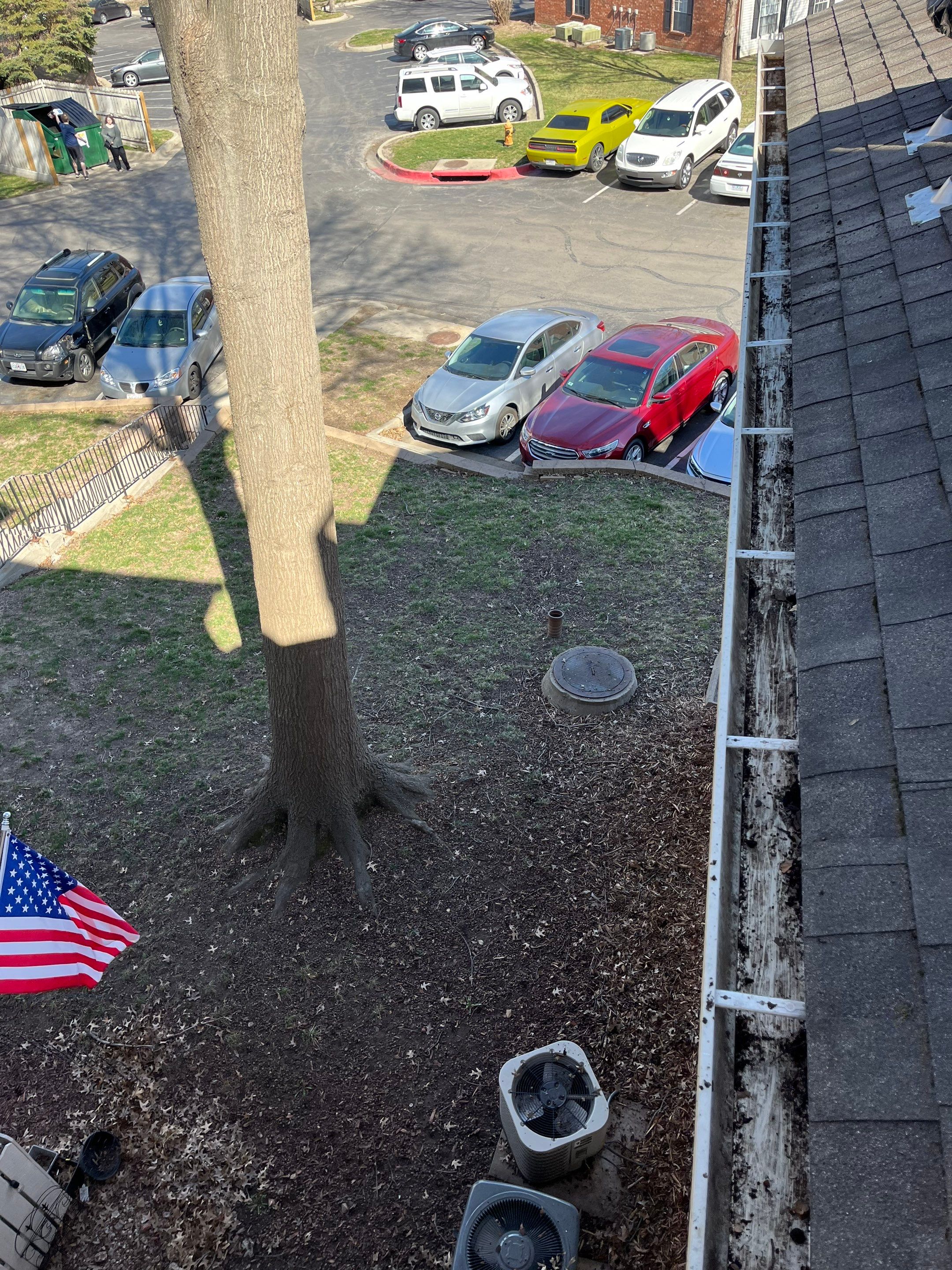 Commercial gutter cleaning Kansas City after photo with clean gutters