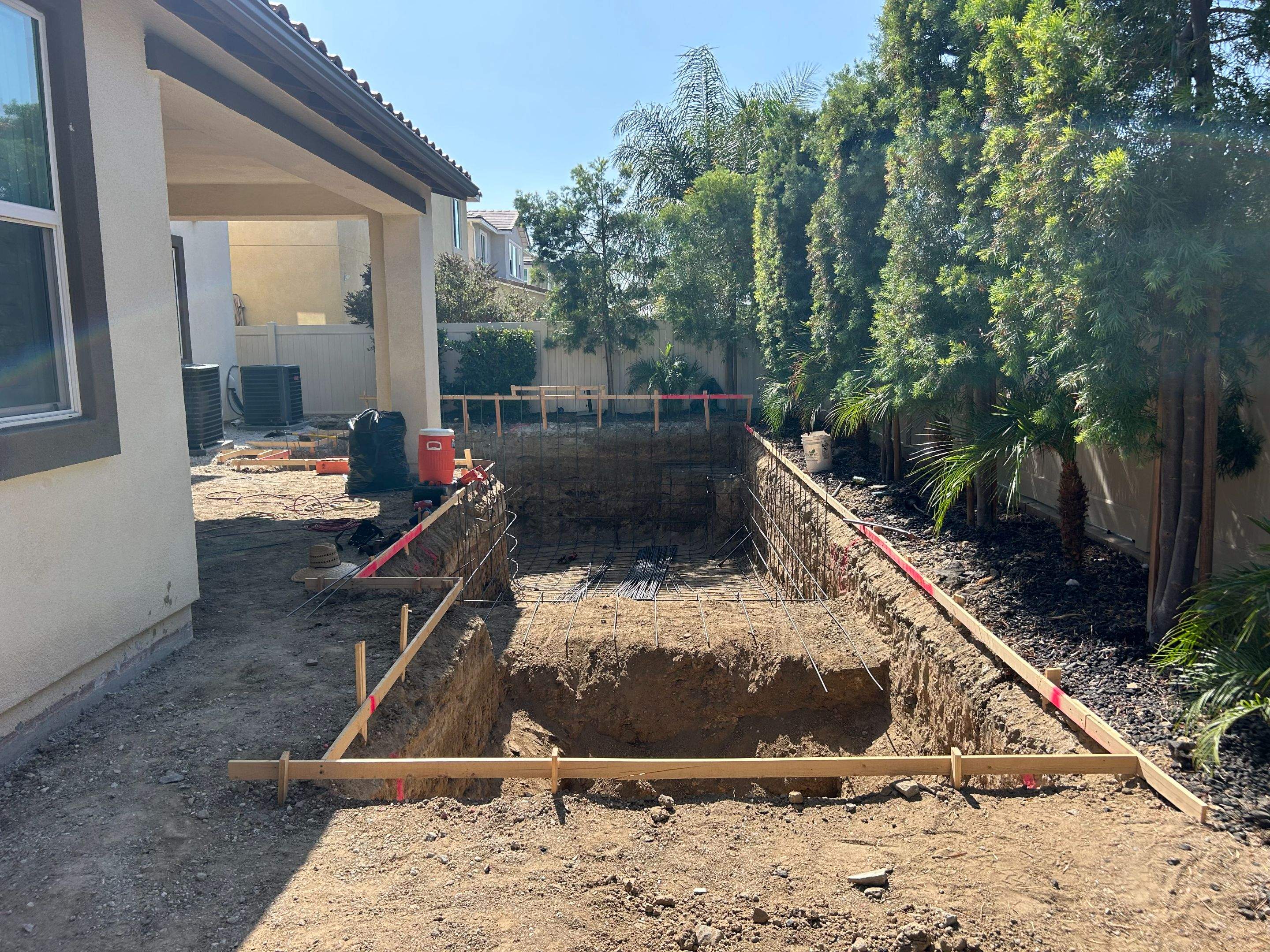 Pool and spa in a tight yard by Premier Pools and Spas Temecula