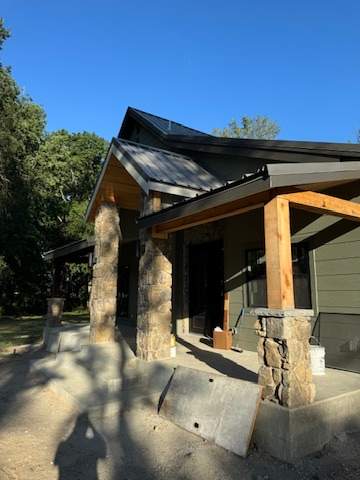 Modern Cabin by HOMES BY JAR