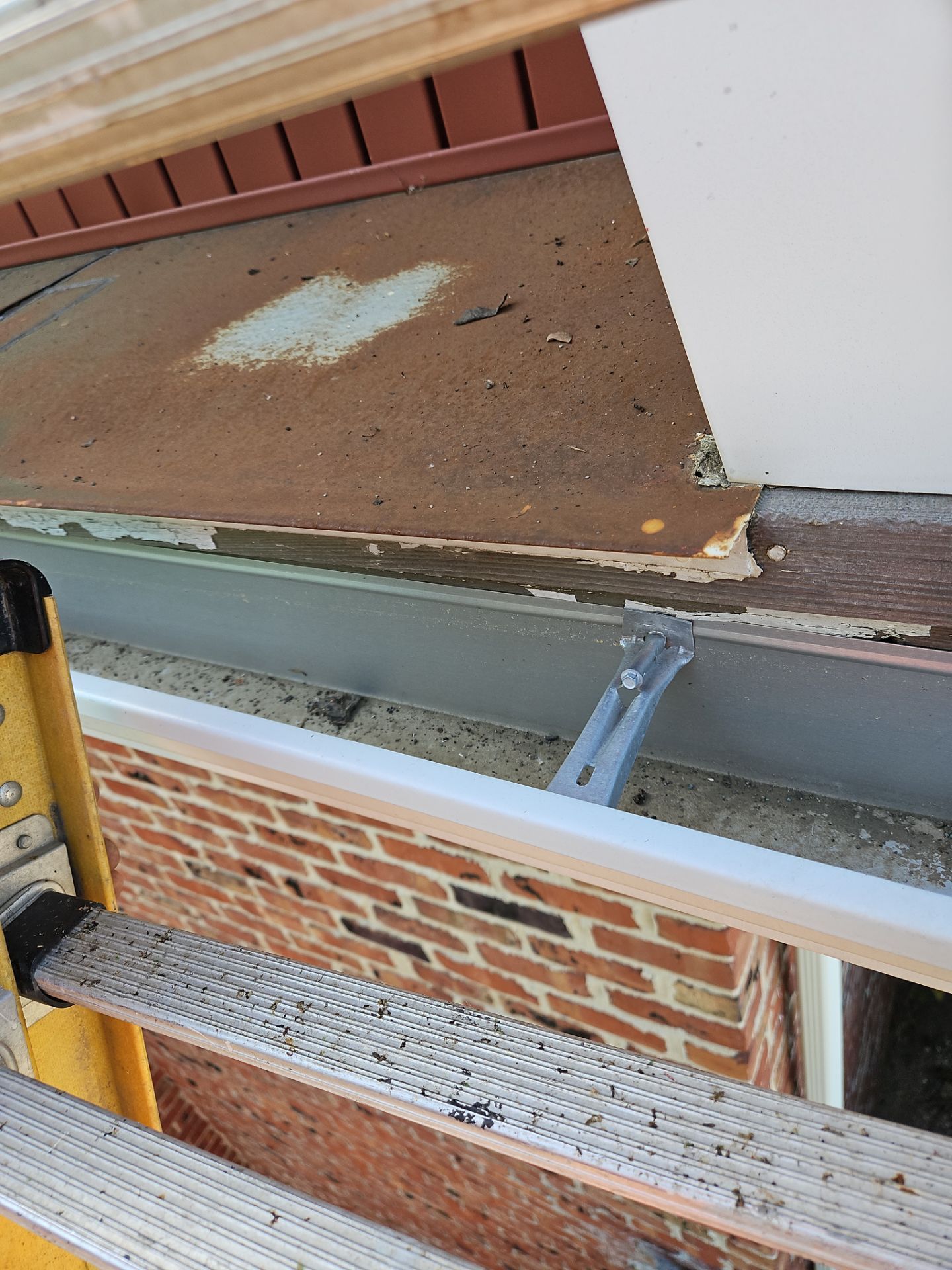 Commercial gutter cleaning Kansas after photo with clean gutters