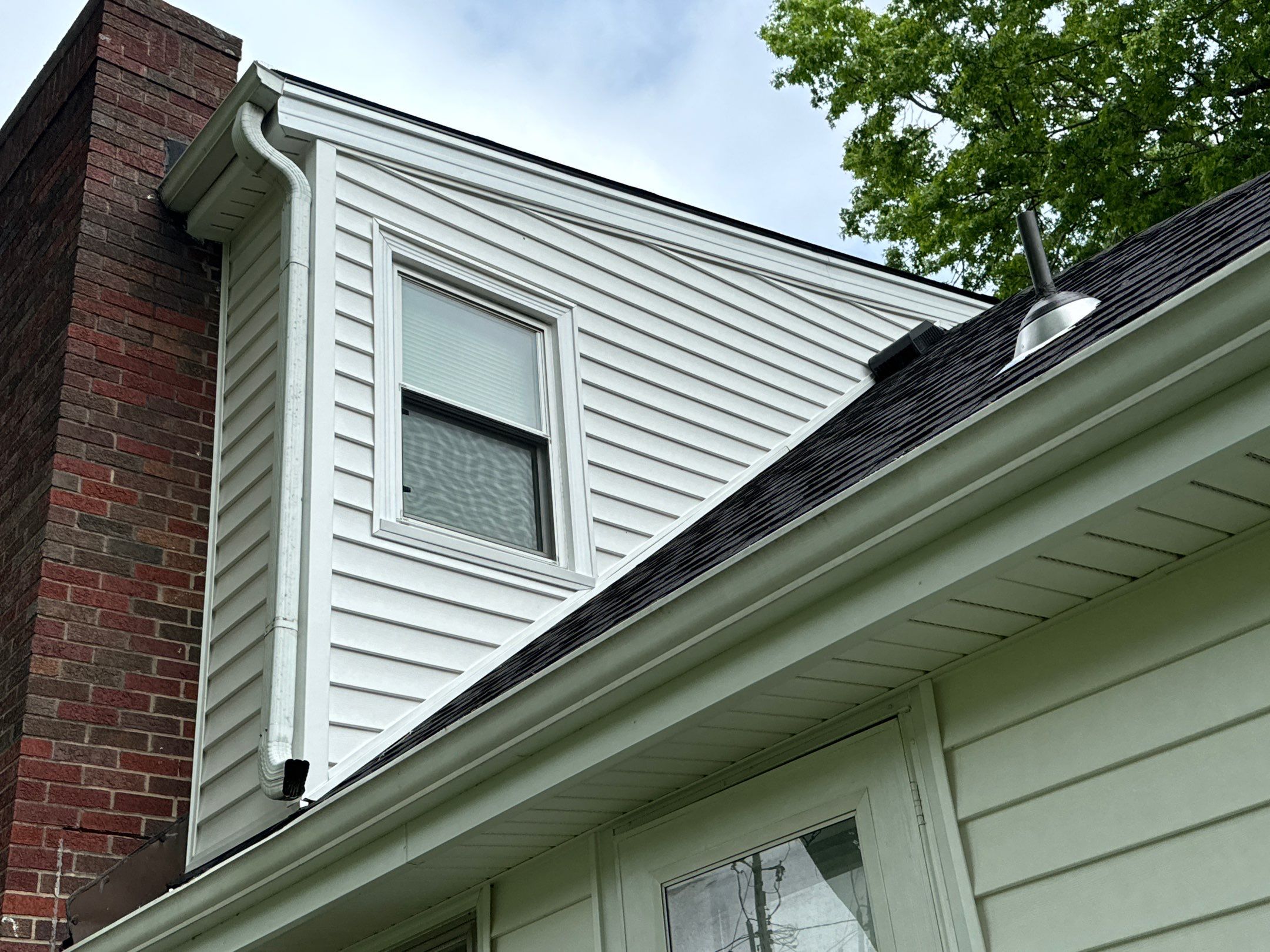 Siding Installation using White Market Square by EEC Windows, Siding & Roofing