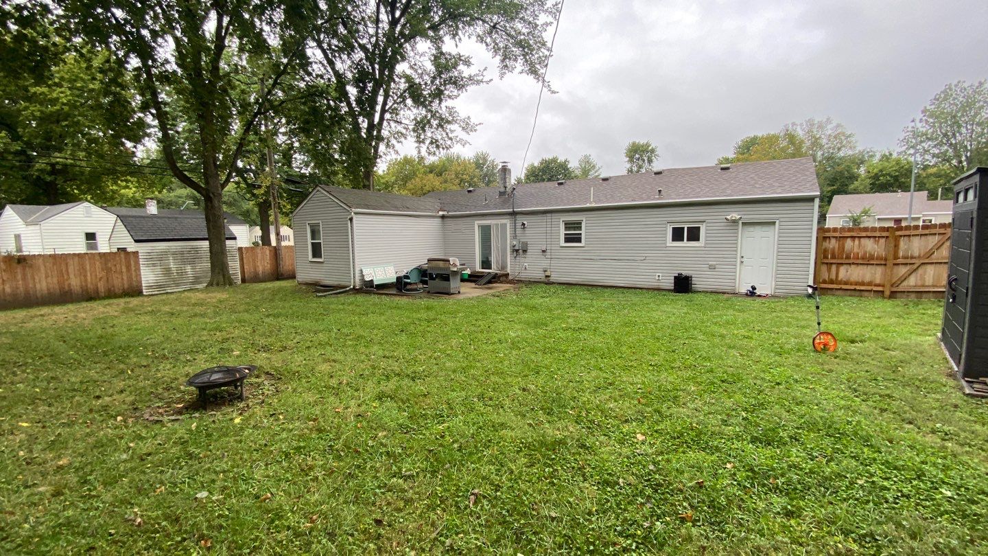 A whole new look for this Gladstone Home by EEC Windows, Siding & Roofing
