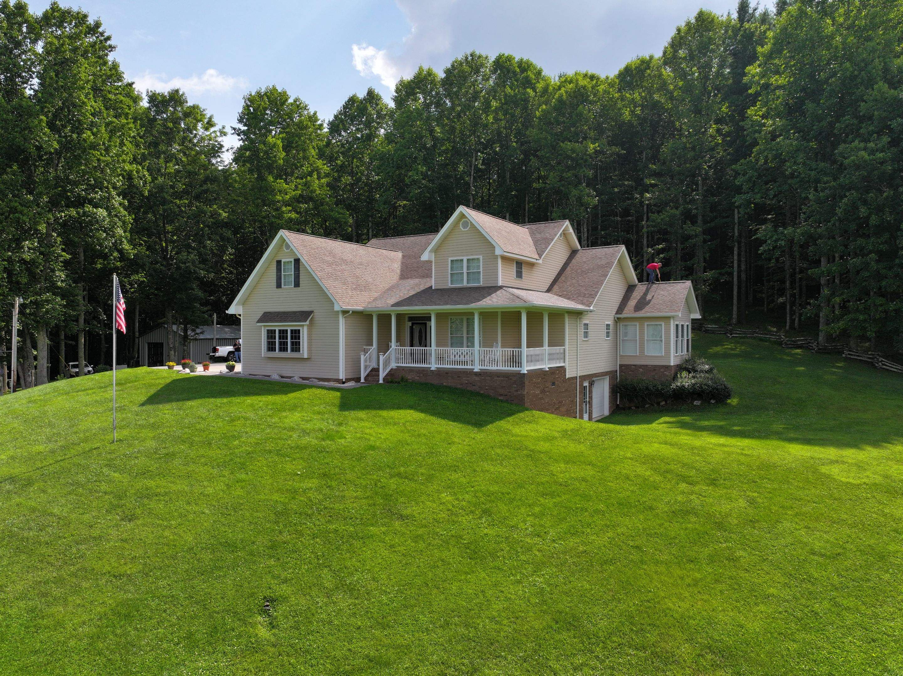 Sludder Residence  by Omnia Roofing