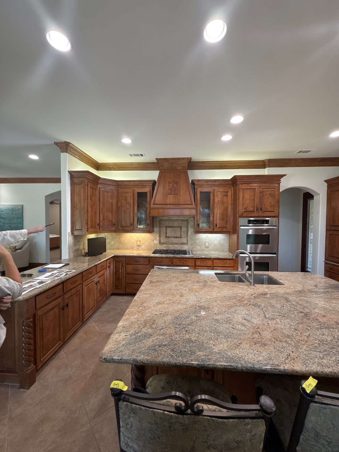 Luxury Remodel in Castle Hills by HOMES BY JAR