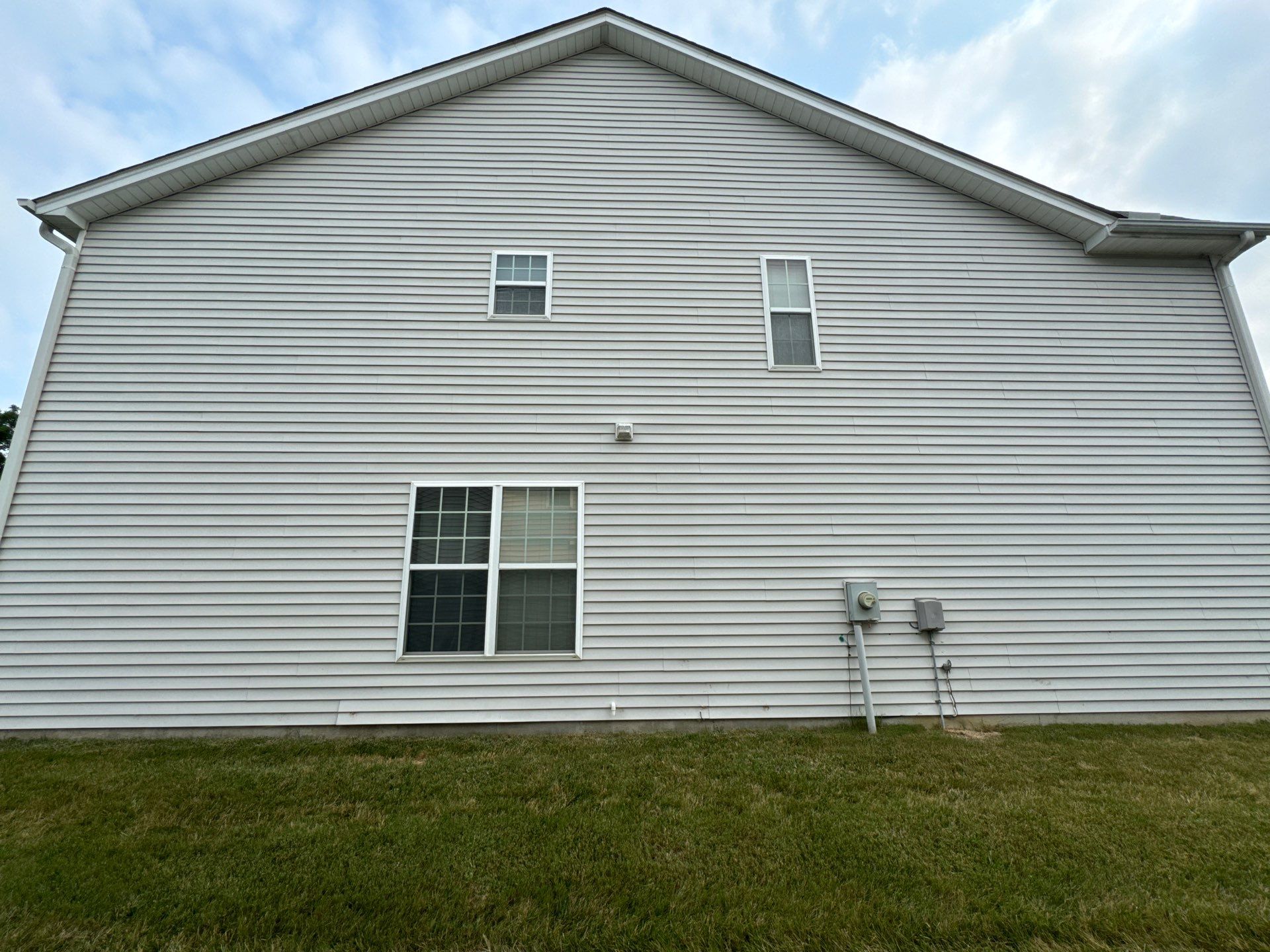 pressure washing vinyl siding to remove dirt and improve appearance