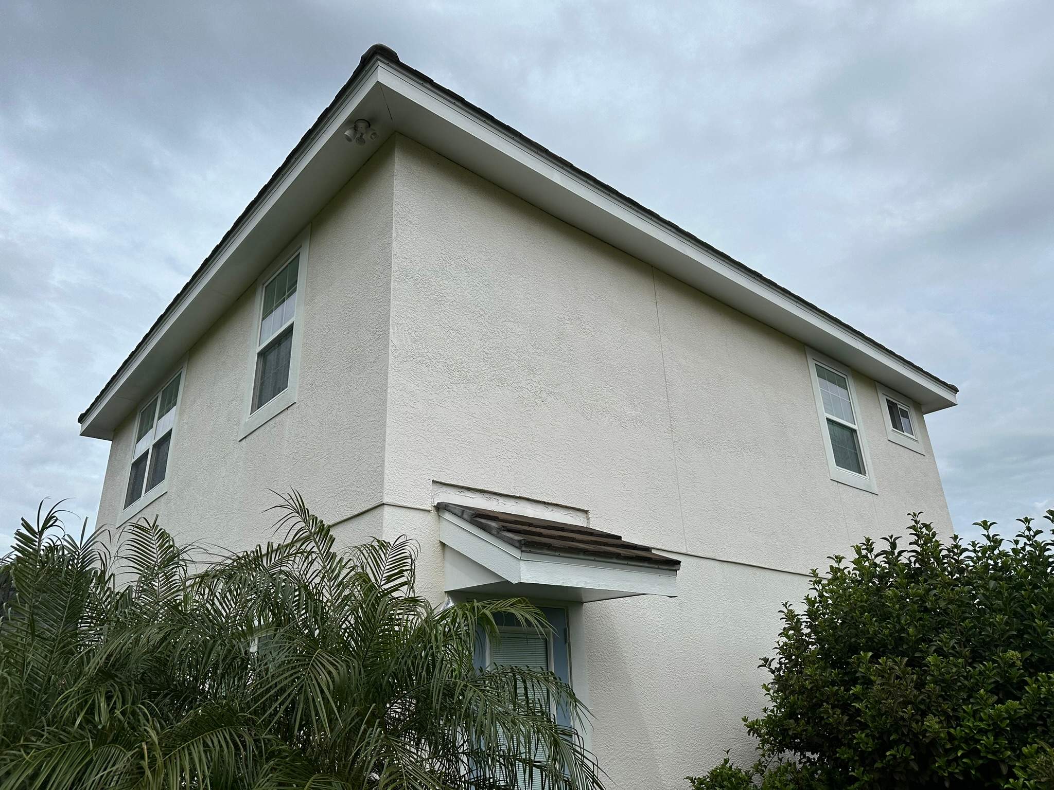 House Wash & Pool Screen Enclosure Cleaning in Winding River Community, Bradenton, FL | Sunshine AquaWash by Sunshine AquaWash
