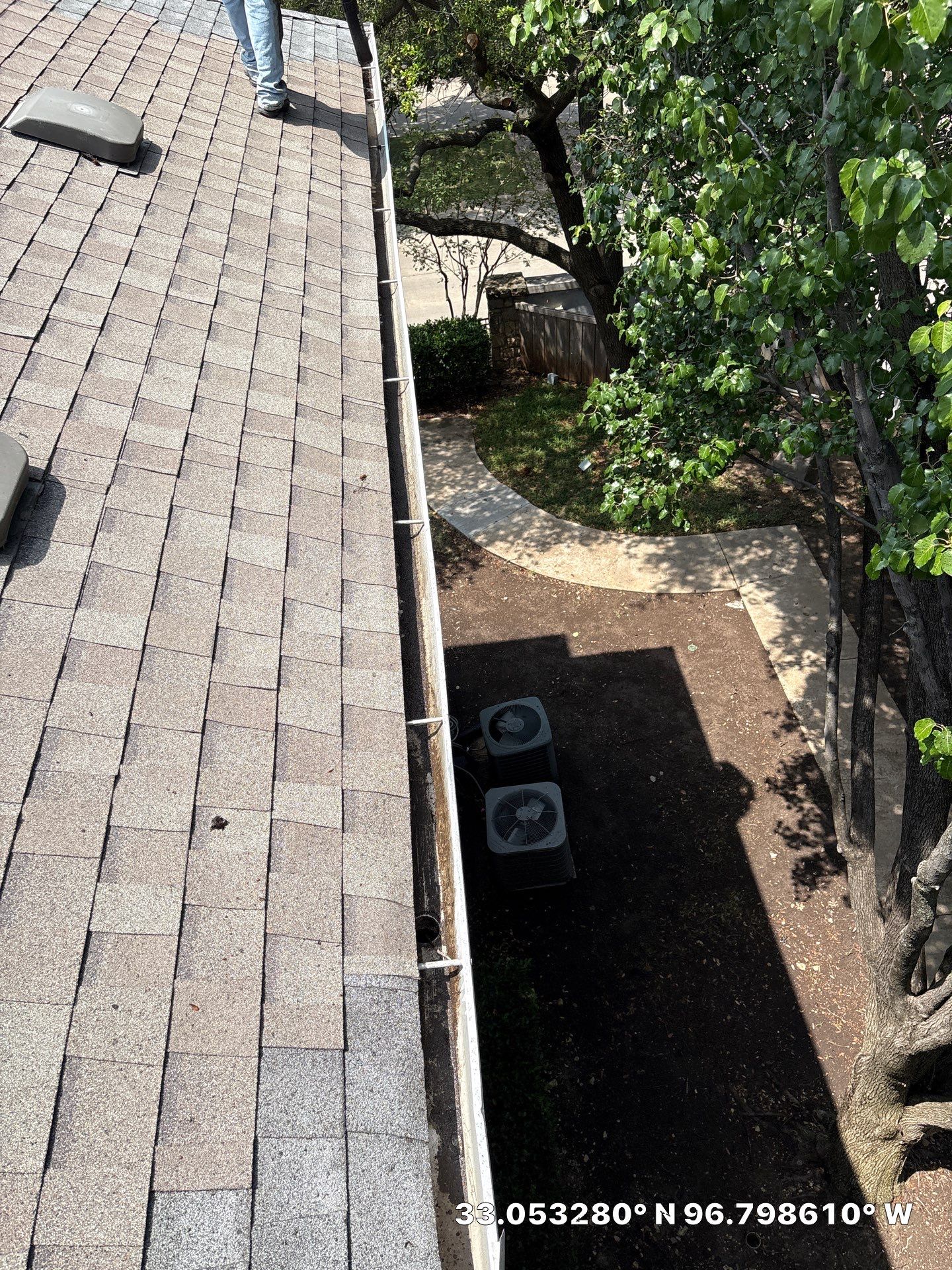 HOA gutter cleaning after photo.