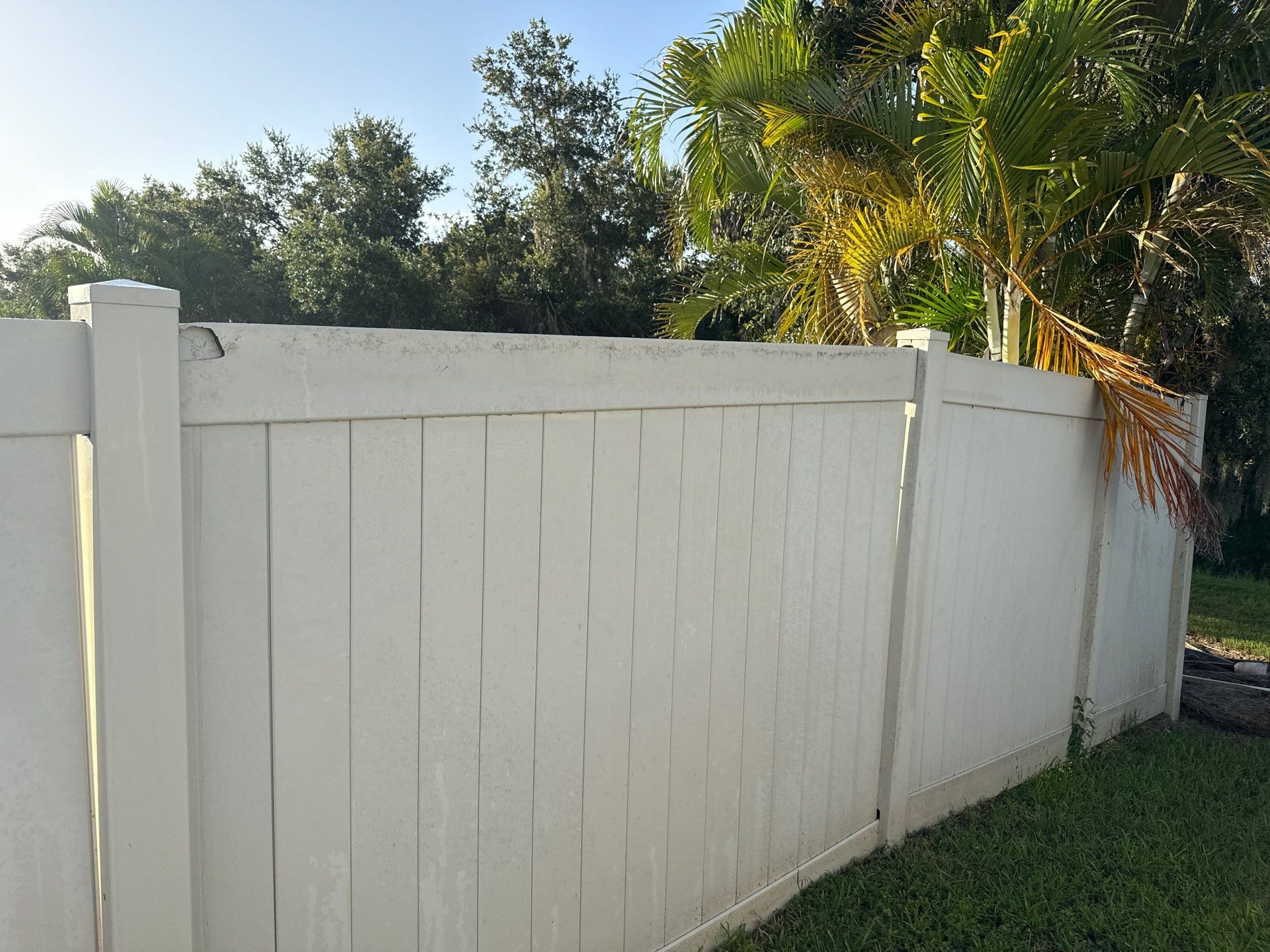 2-Story Stucco House Wash & Tan Vinyl Fence Cleaning | Sheffield Glen Palmetto, FL by Sunshine AquaWash