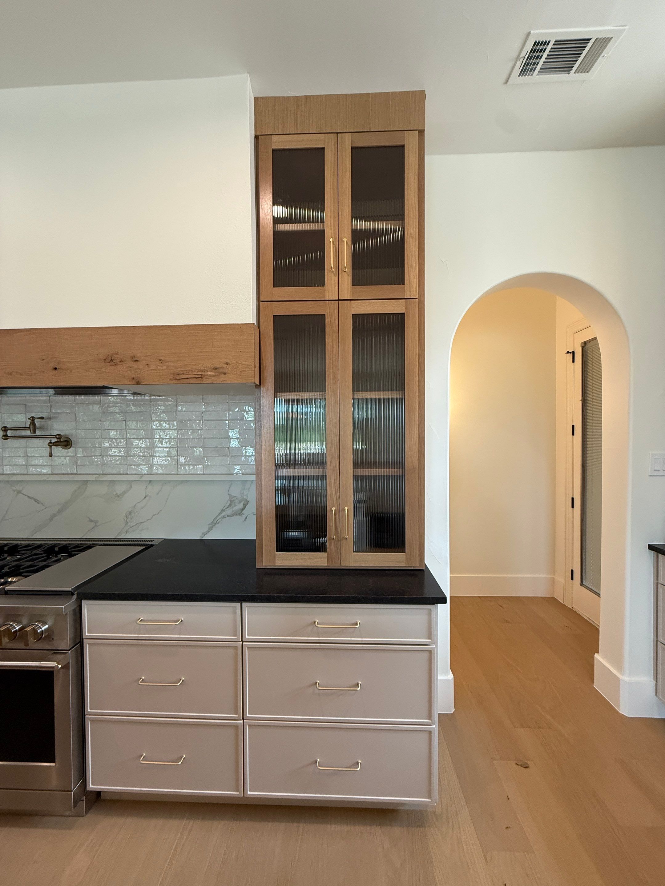 Luxury Remodel in Castle Hills by HOMES BY JAR