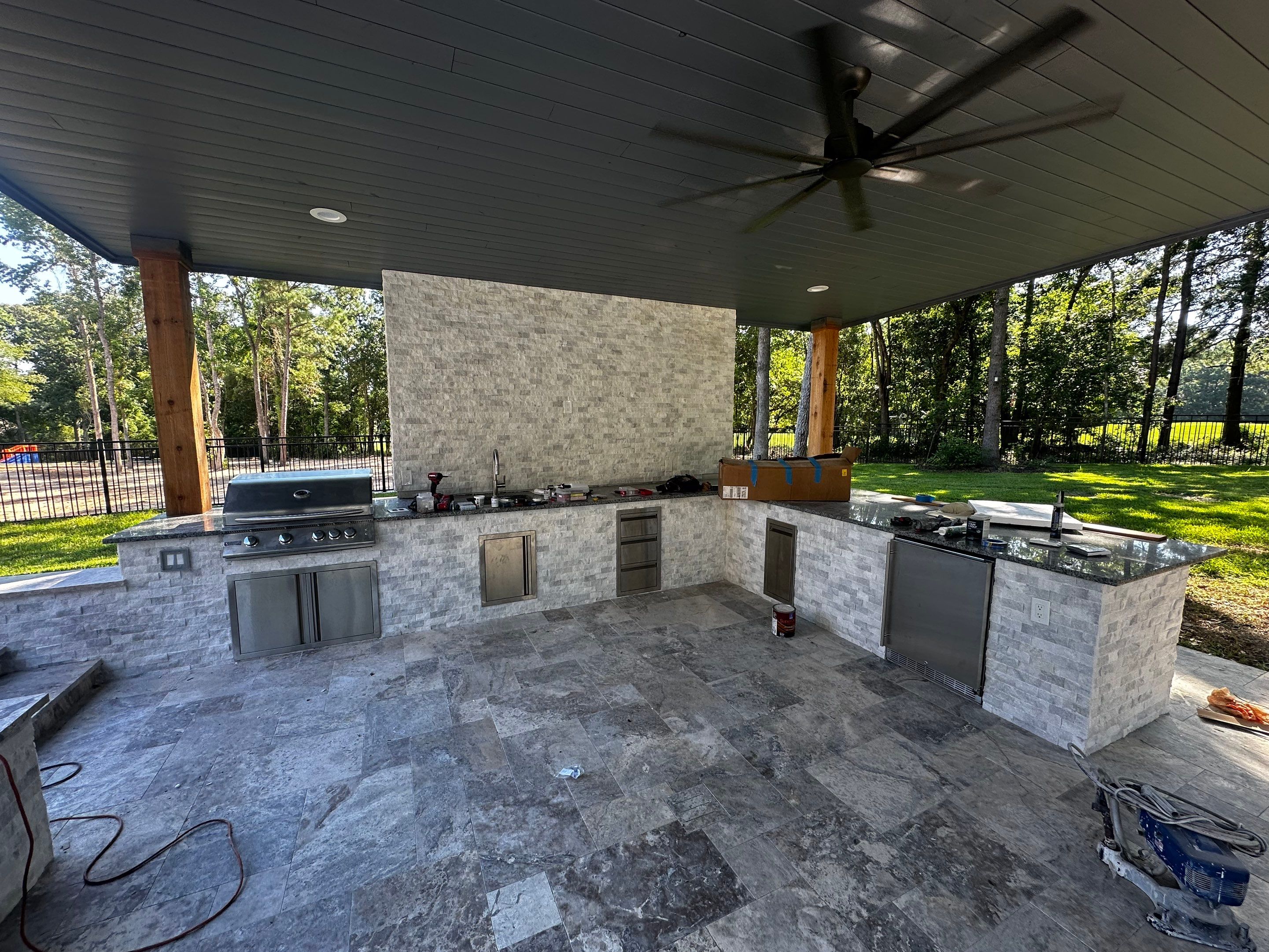 Modern Patio Cover and Kitchen in Montgomery by SophAlx LLC