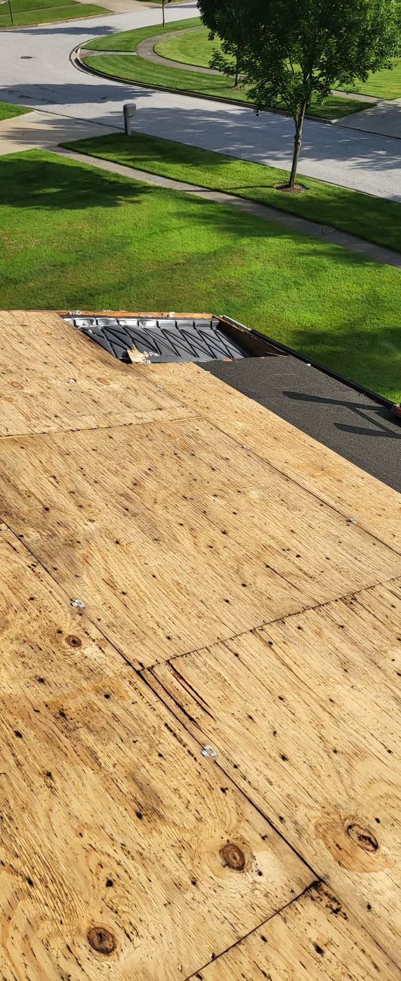 Brand: Atlas Pinnacle Color: Pristine Scotchgarde Pewter Drip: White by Eagle Eye Roofing