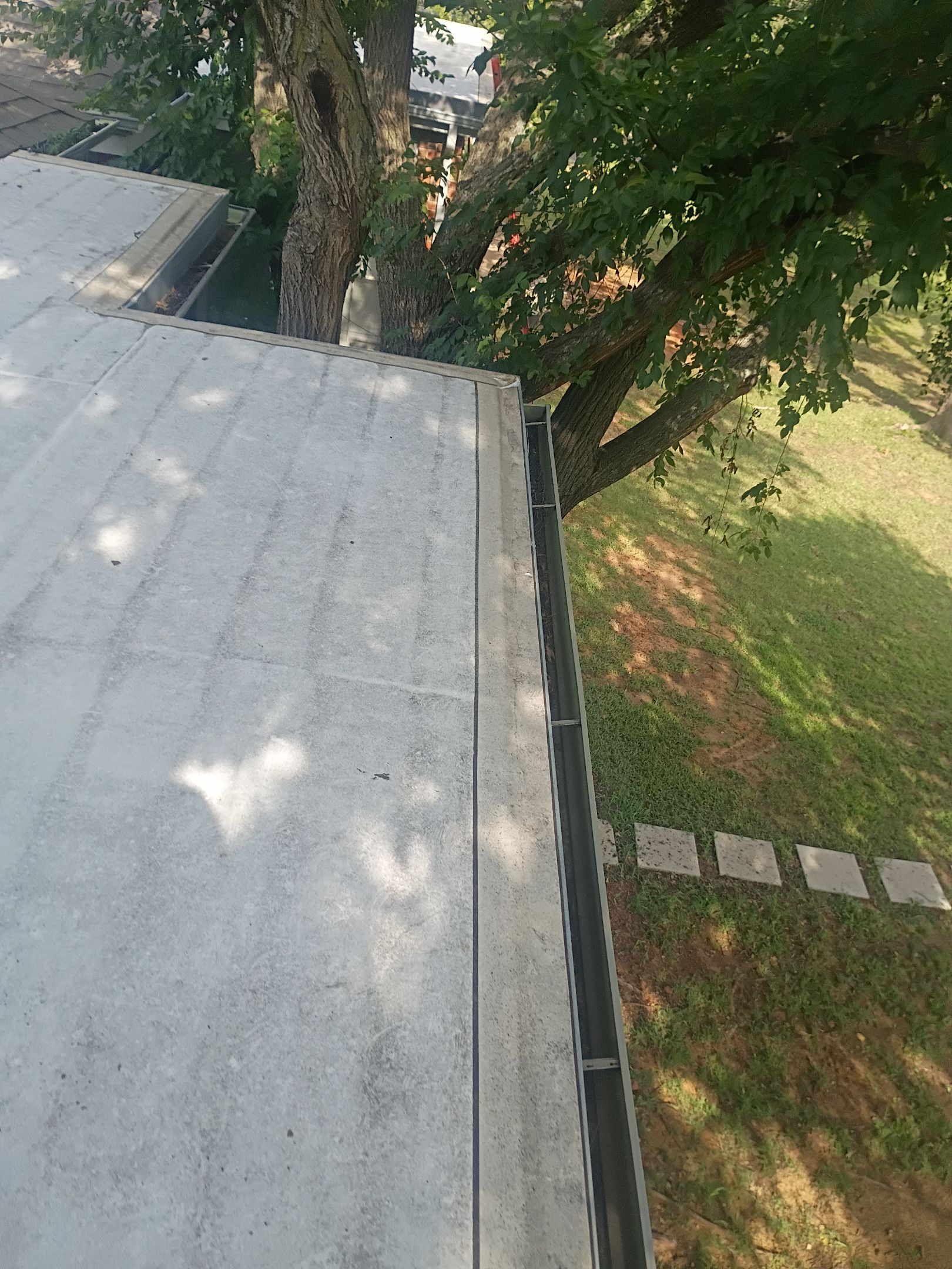 HOA gutter cleaning after photo.