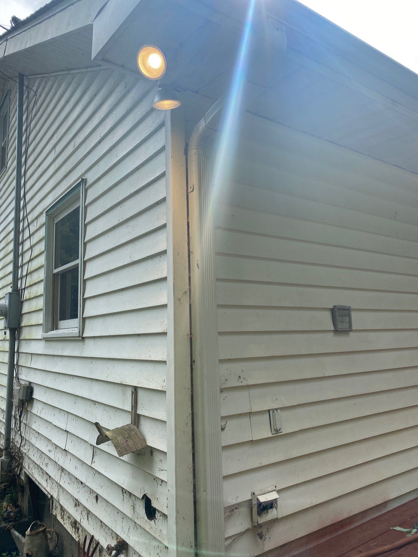 cleaning the exterior vinyl siding and removing dirt and grime with pressure washing services