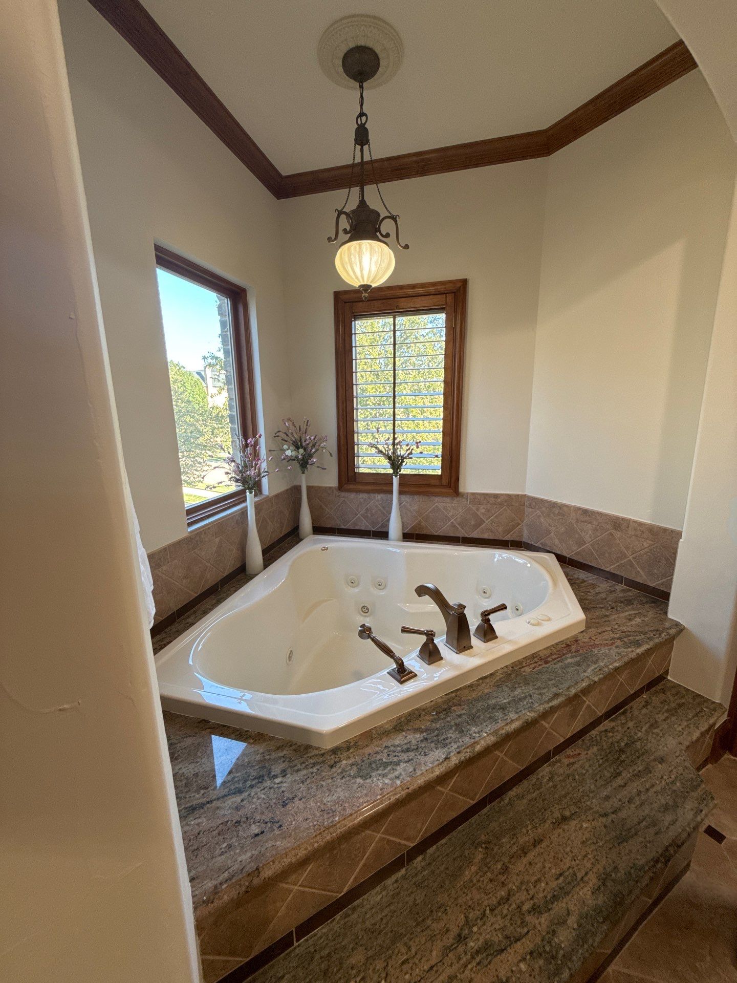 Luxury Remodel in Castle Hills by HOMES BY JAR