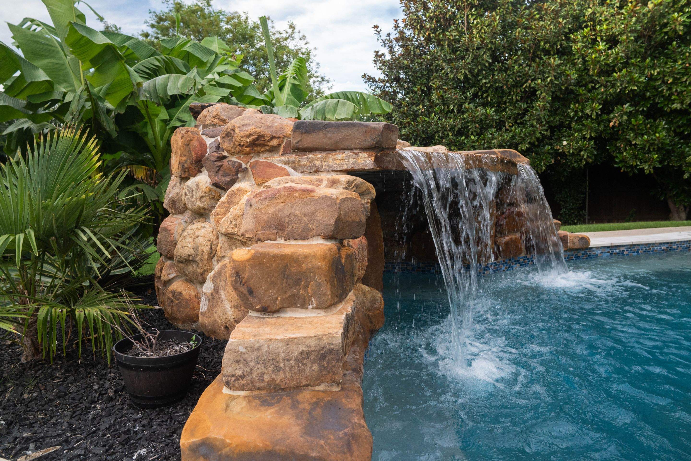 Large Freeform Resort-Style Pool by Pinnacle Pools and Spas - DFW