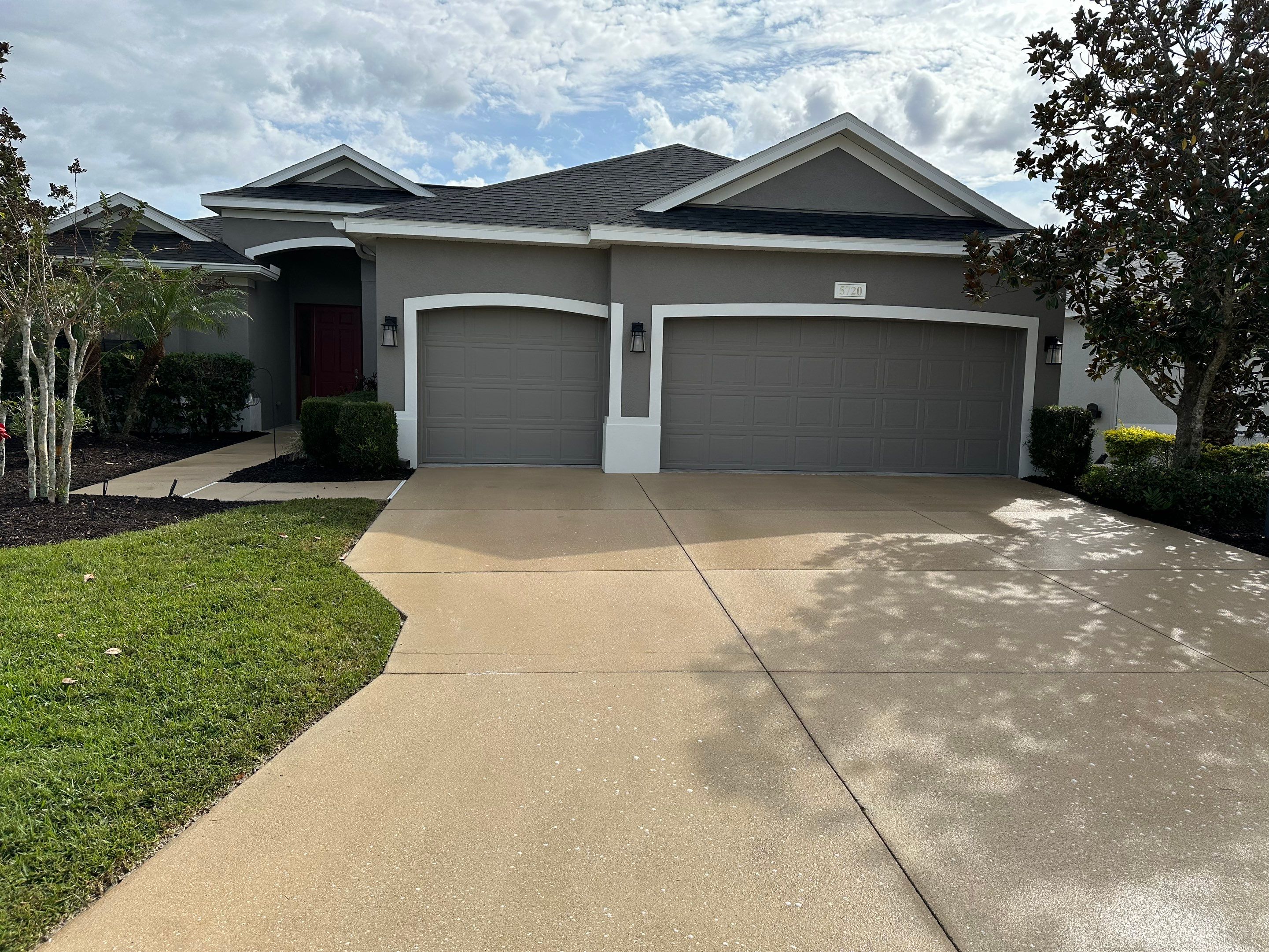 House Wash, Lanai Cleaning, and Driveway Cleaning by Sunshine AquaWash