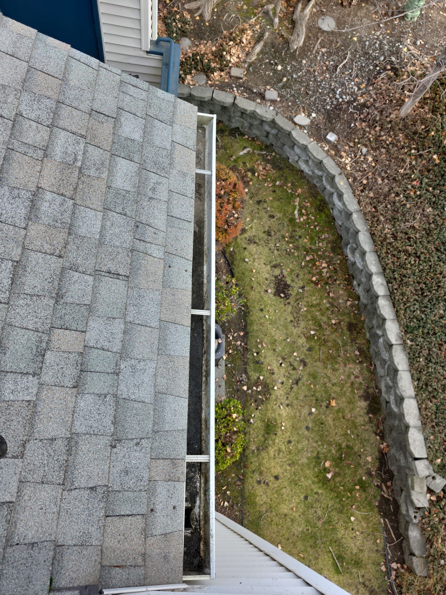 Commercial gutter cleaning Georgia after photo with clean gutters